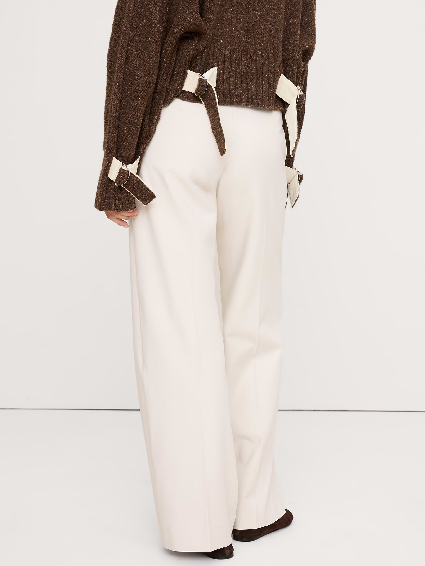 L'image numéro 6 présente Pantalon à jambe large, taille mi-basse, en tissu urbain extensible