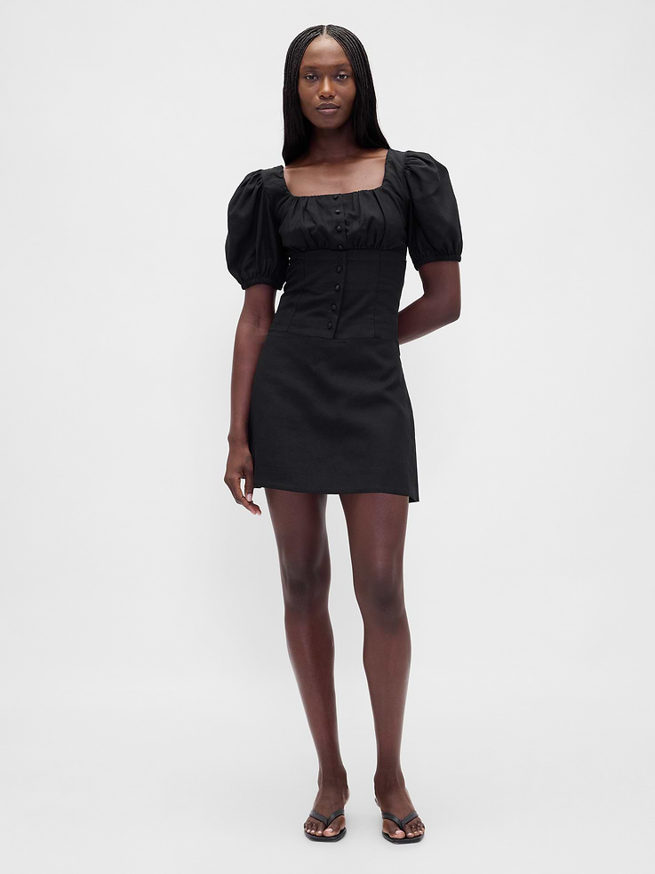 Image 1 of 5, Classic linen with the comfort turned up high. Expertly crafted for extra softness and breathability. Cut with the perfect drape., Soft, heavyweight linen-blend skort. In an ultra mini length., Zipper with hook-and-eye closure at side seam., Side slits at skirt., Inner shorts., Certain styles have an allover print., This product was made in a factory that invests in gender equity and women’s empowerment through RISE. Learn more at gapinc.com/equity ., Product #877572