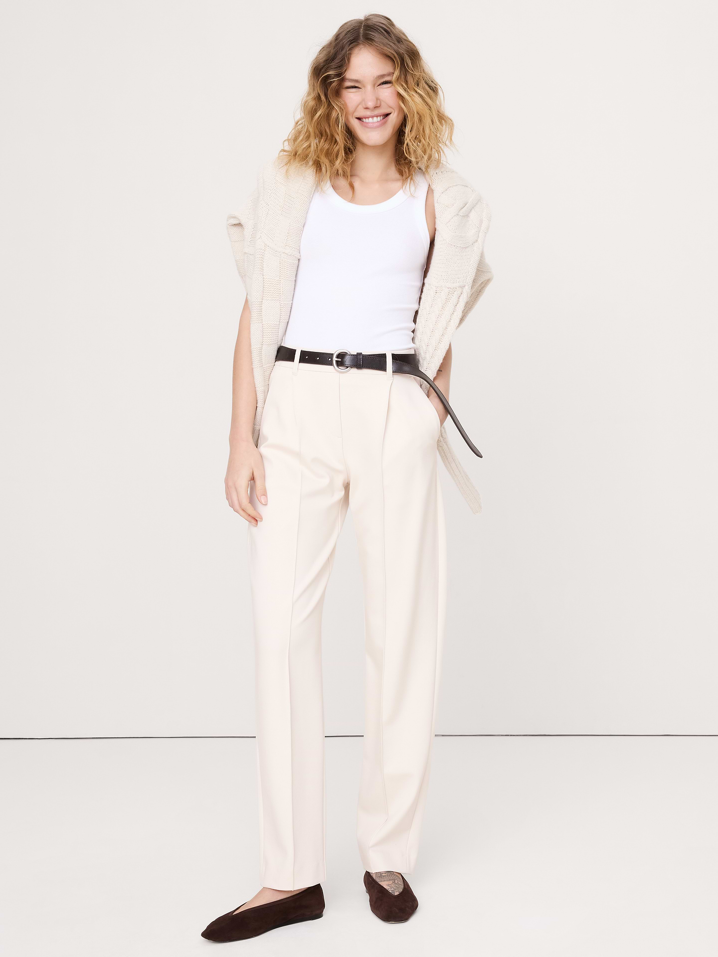 L'image numéro 1 présente Pantalon à taille haute extensible, jambe fuselée, en tricot point de Rome fluide