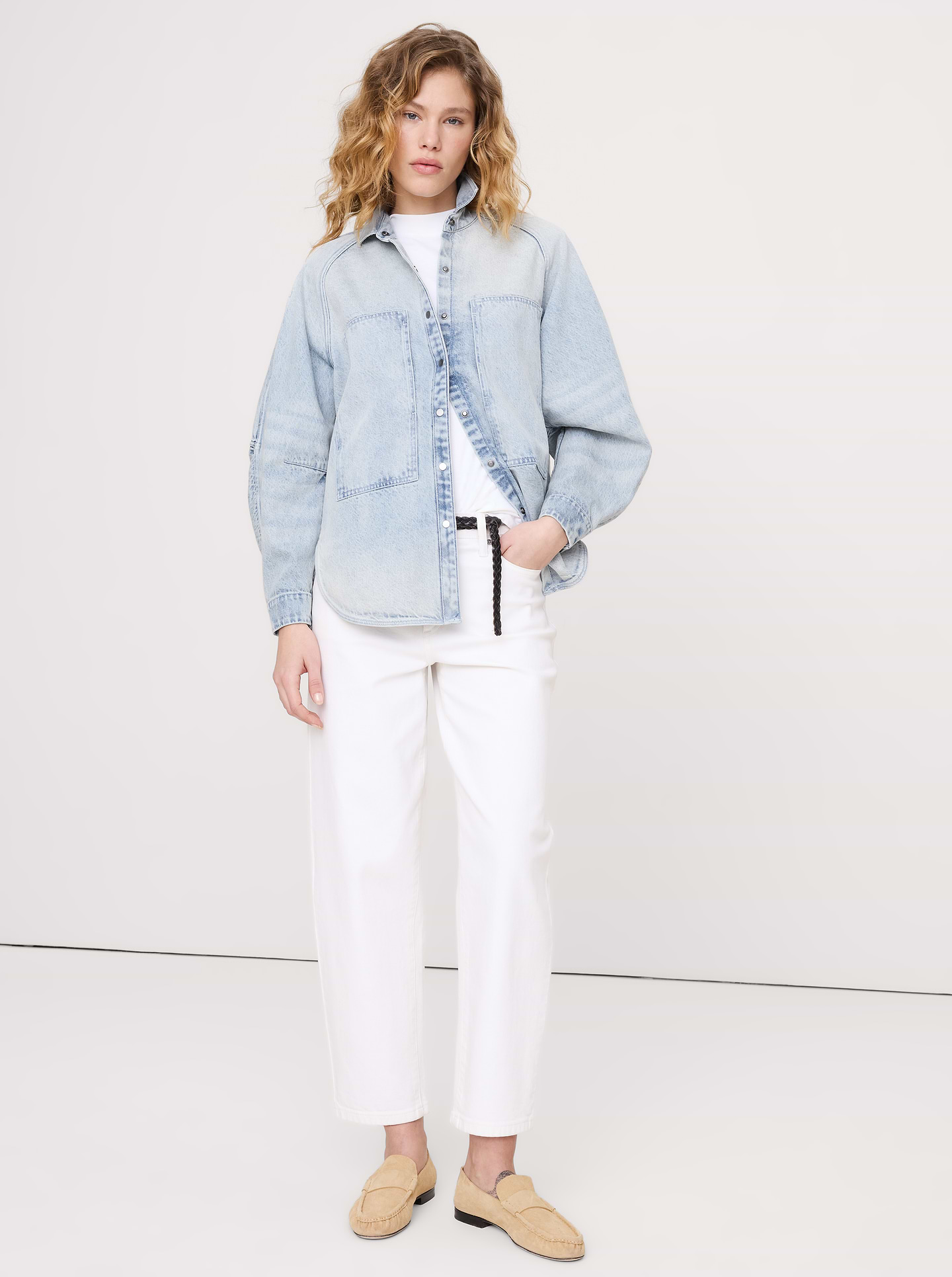 L'image numéro 1 présente Chemisier surdimensionné utilitaire à poche en denim