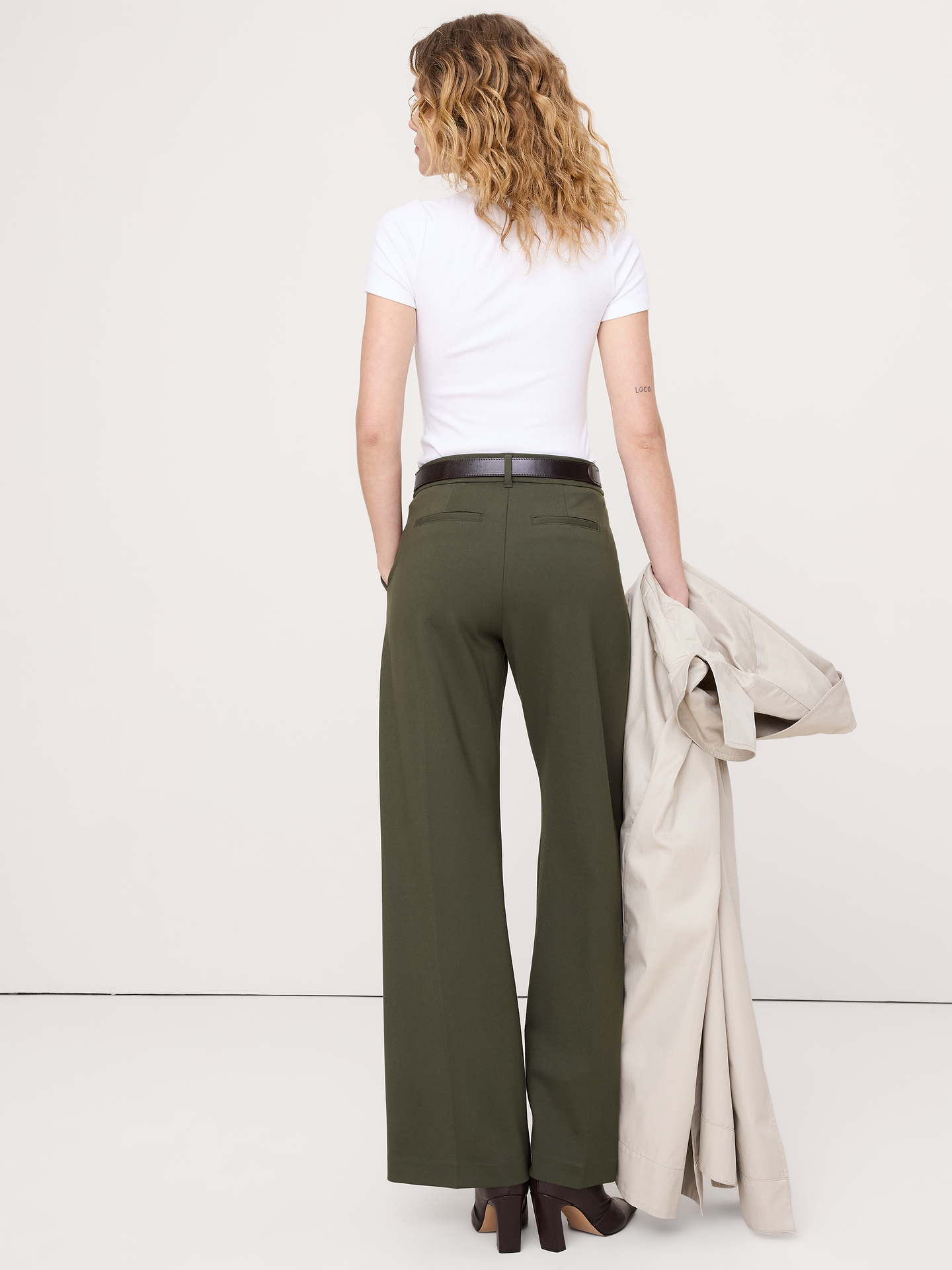 L'image numéro 6 présente Pantalon à taille haute élastique, jambe large, en tricot point de Rome fluide