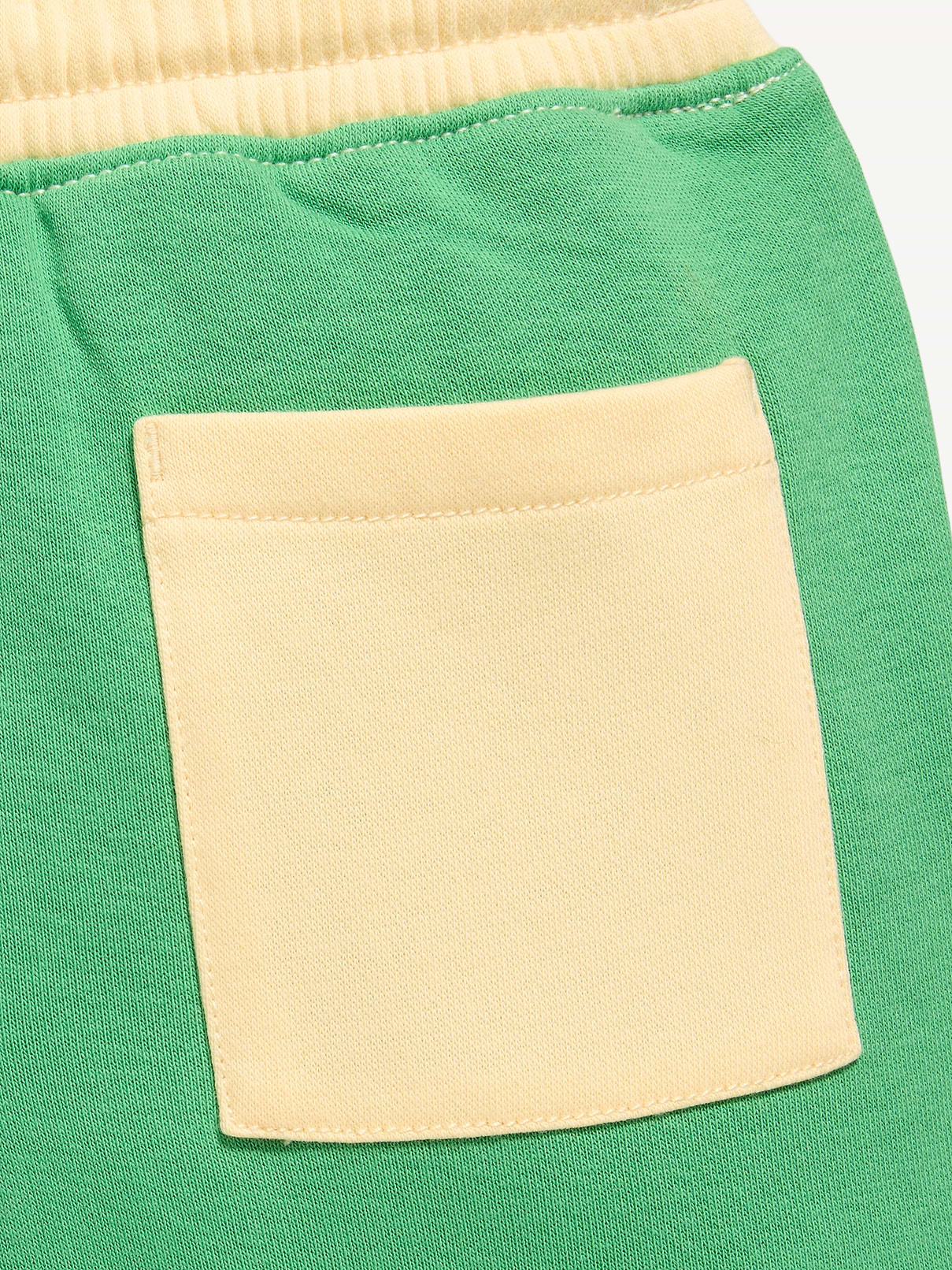 L'image numéro 5 présente Short en molleton aux couleurs contrastées pour tout-petit