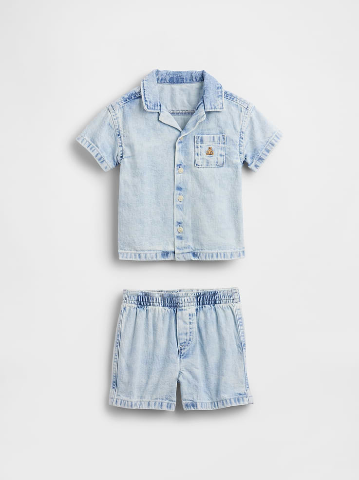 Image 1 de 3, Chemise et short en denim de coton doux., Col cranté., Manches courtes., Devant boutonné., Poche appliquée avec ourson Brannan brodé, Taille élastique, braguette décorative., Produit écoresponsable: Ce modèle fait partie de notre programme d’économie d’eau Washwell. Ce programme utilise au moins 20 % moins d’eau que les méthodes de lavage conventionnelles., Ce produit a été fabriqué dans une usine qui investit dans l’égalité des genres et l’autonomisation des femmes grâce au programme Reimagining Industry to Support Equality (RISE). Pour en savoir plus, visitez gapinc.com/equite ., Produit #880555