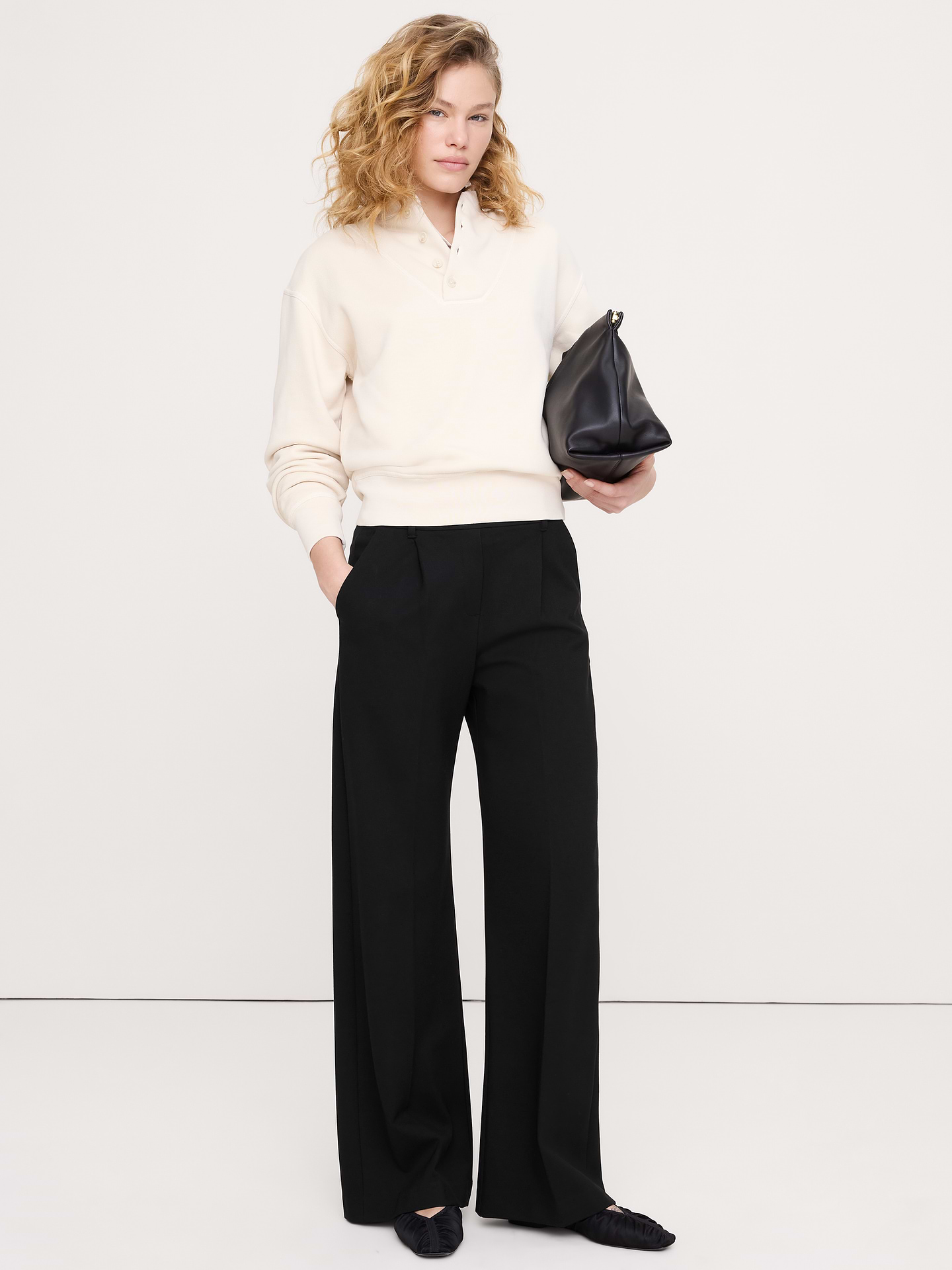 L'image numéro 1 présente Pantalon à taille haute élastique, jambe large, en tricot point de Rome fluide