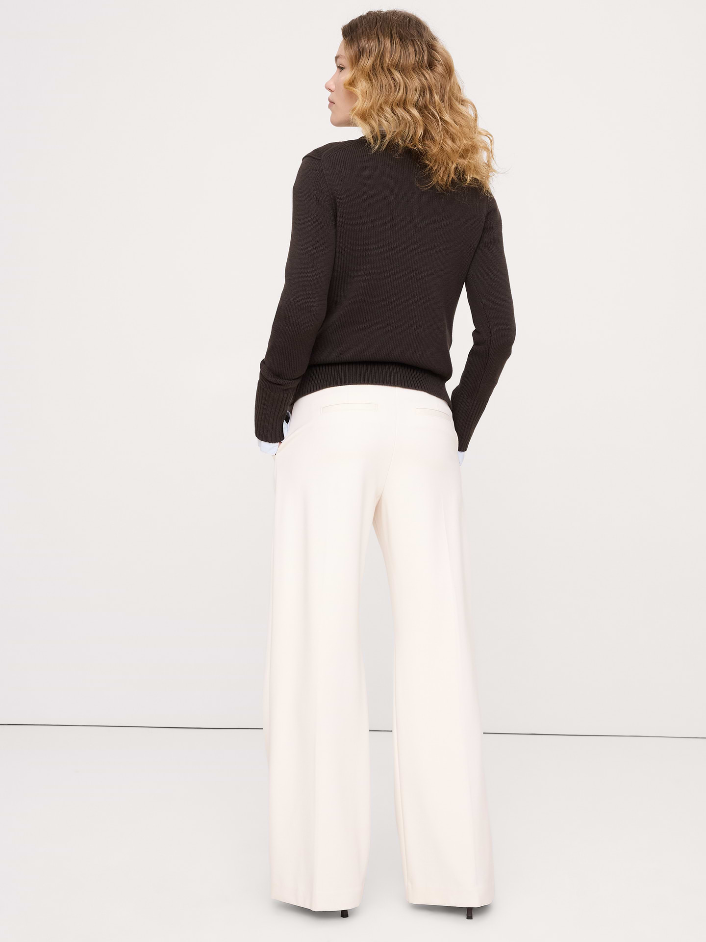 L'image numéro 6 présente Pantalon à taille haute élastique, jambe large, en tricot point de Rome fluide