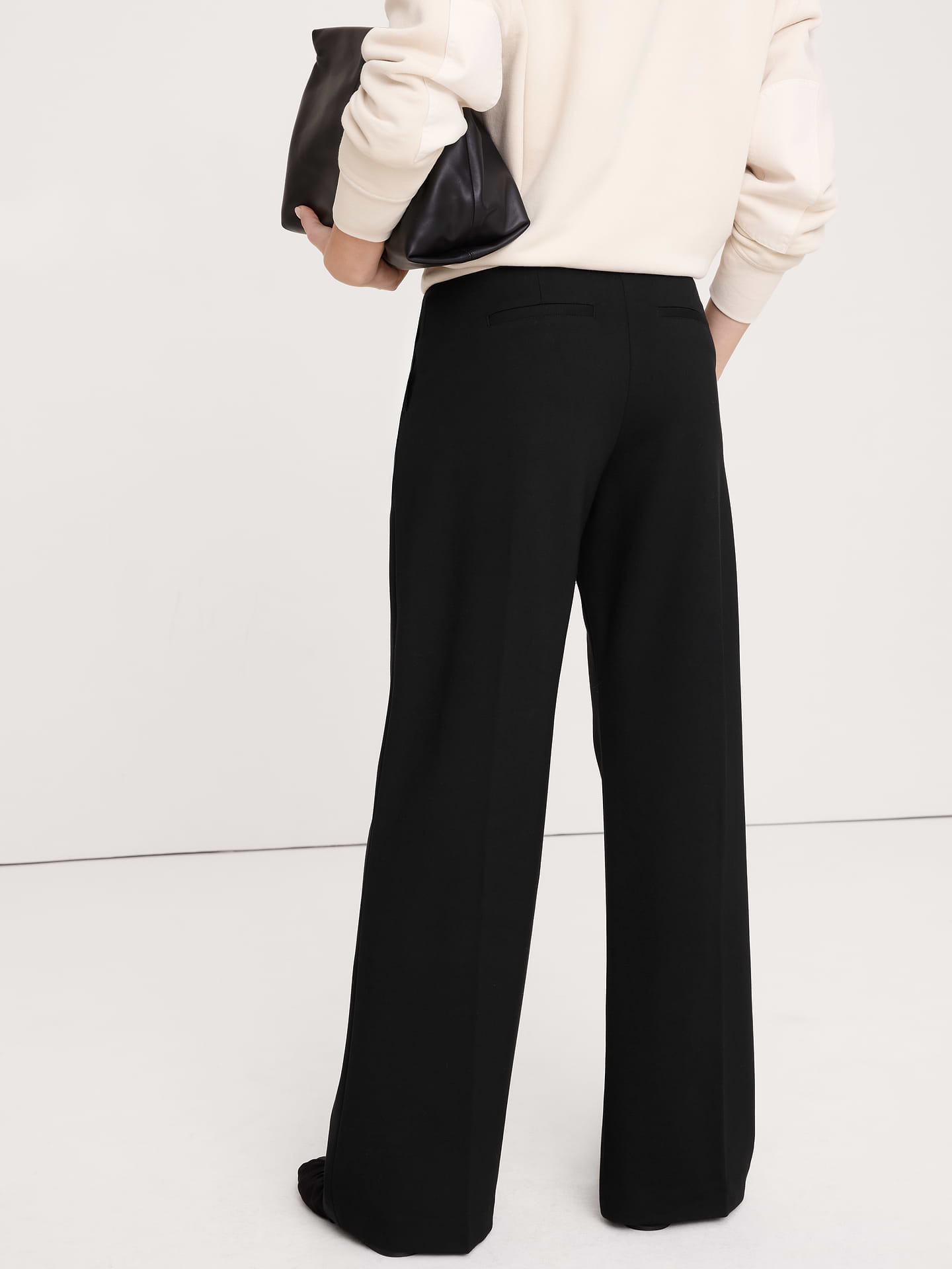L'image numéro 3 présente Pantalon à taille haute élastique, jambe large, en tricot point de Rome fluide