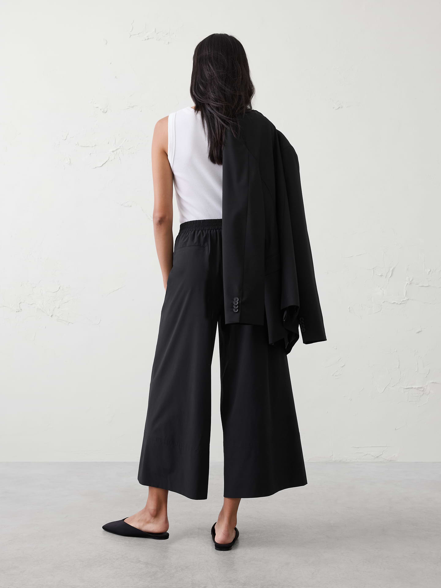 L'image numéro 2 présente Pantalon tout-aller court à jambe large et taille haute en tissu Airstretch