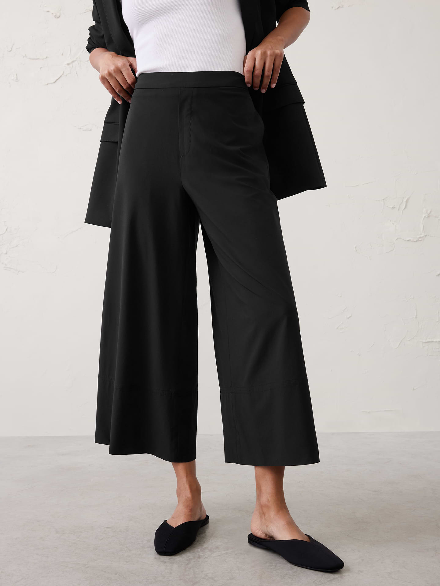 L'image numéro 3 présente Pantalon tout-aller court à jambe large et taille haute en tissu Airstretch