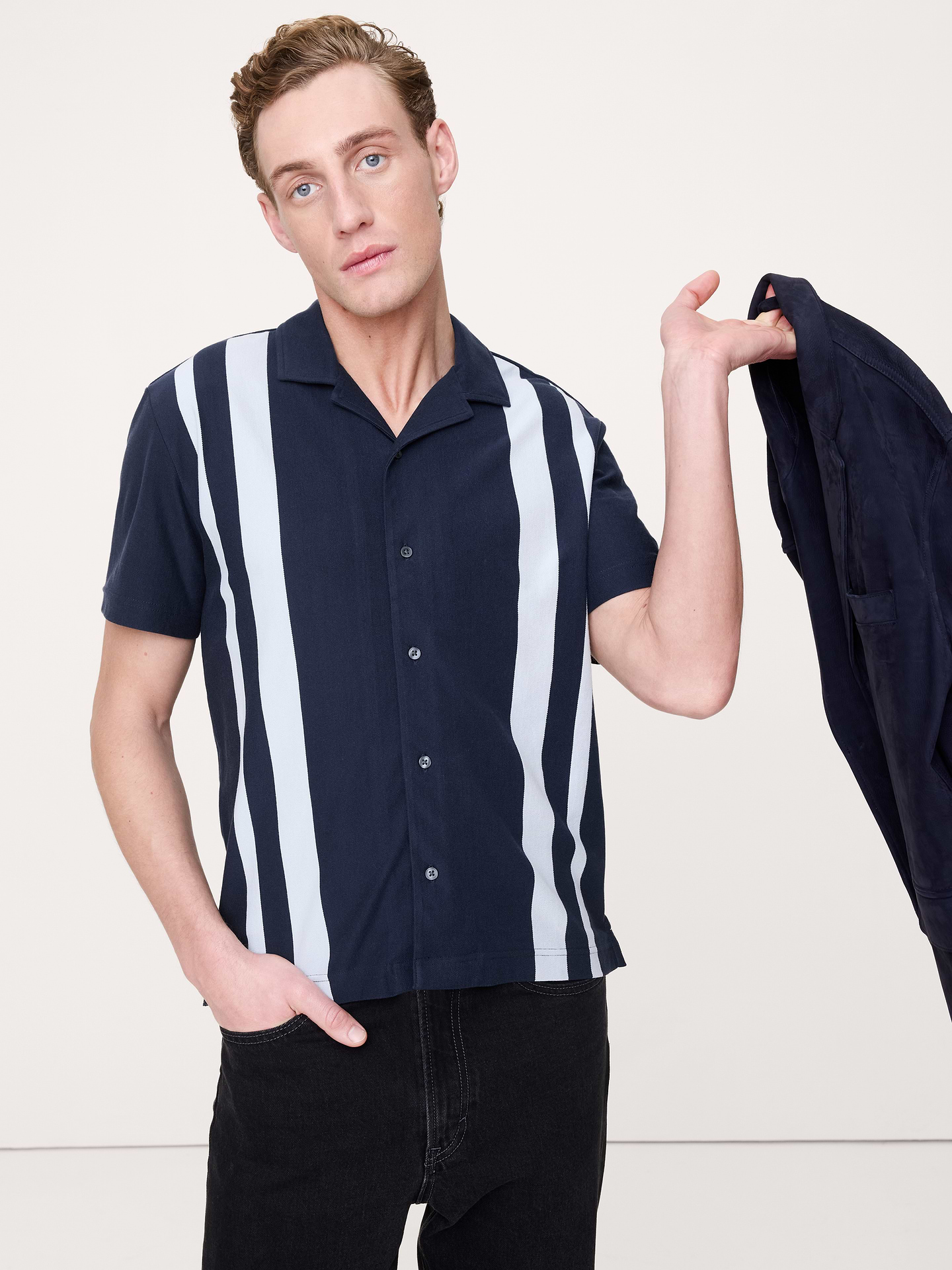 L'image numéro 1 présente Chemise de vacances en piqué