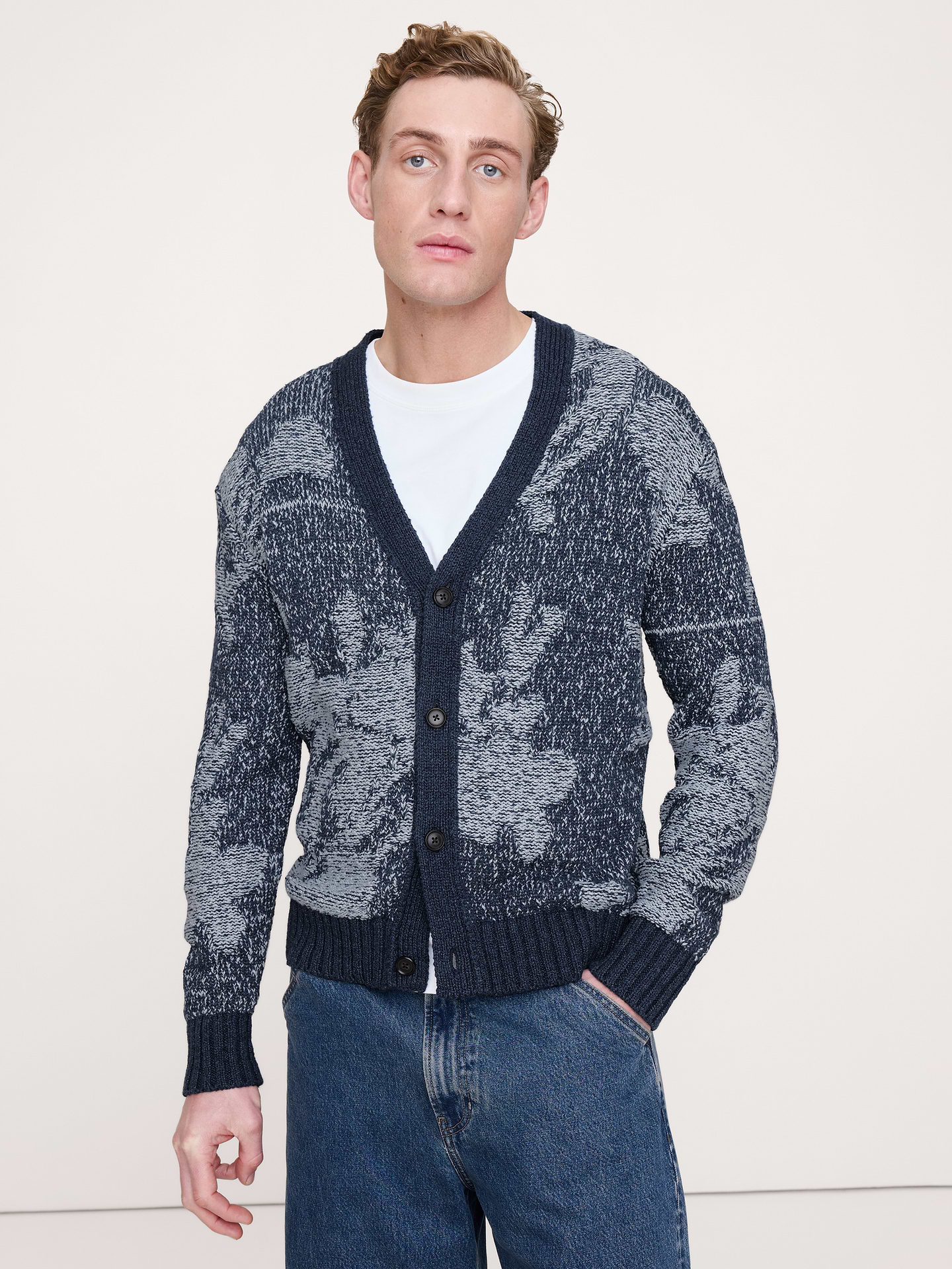 L'image numéro 1 présente Cardigan fleuri en mélange de coton et lin