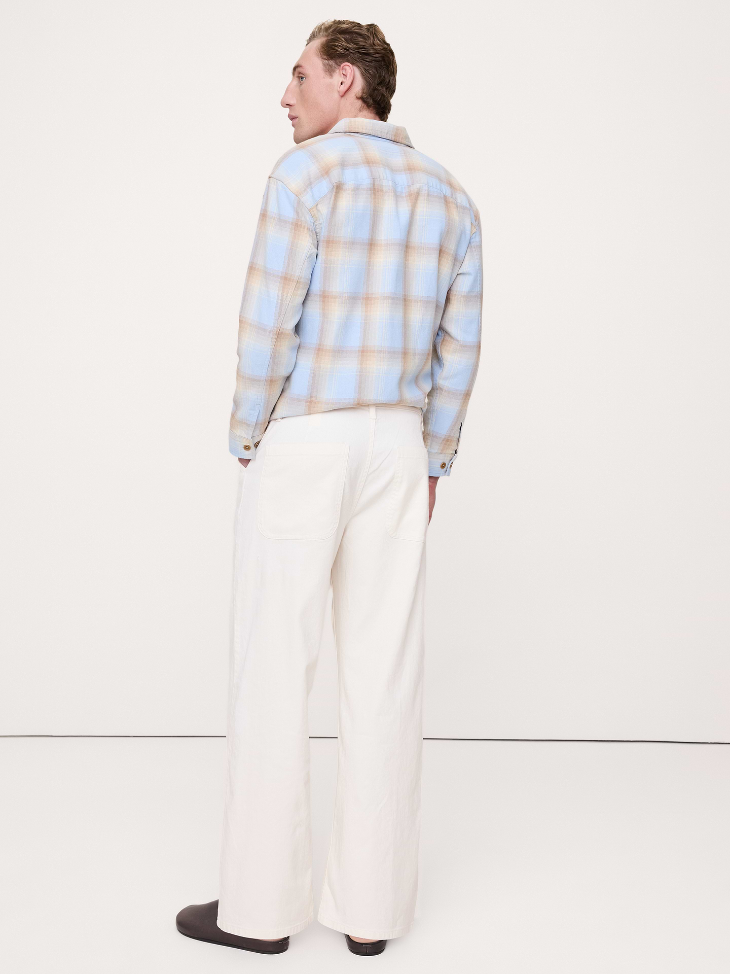 L'image numéro 5 présente Pantalon ample en coton et lin italien