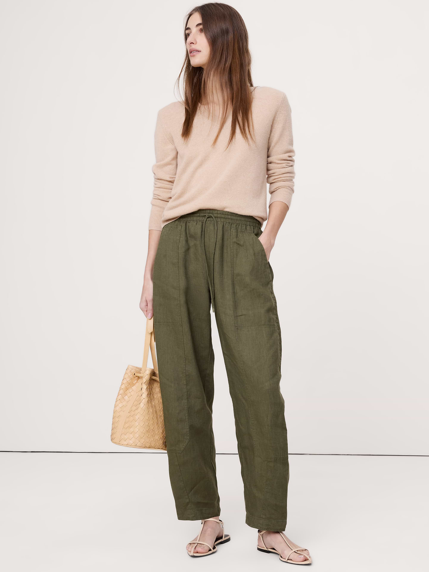 L'image numéro 1 présente Pantalon à taille élastique et jambe baril en lin