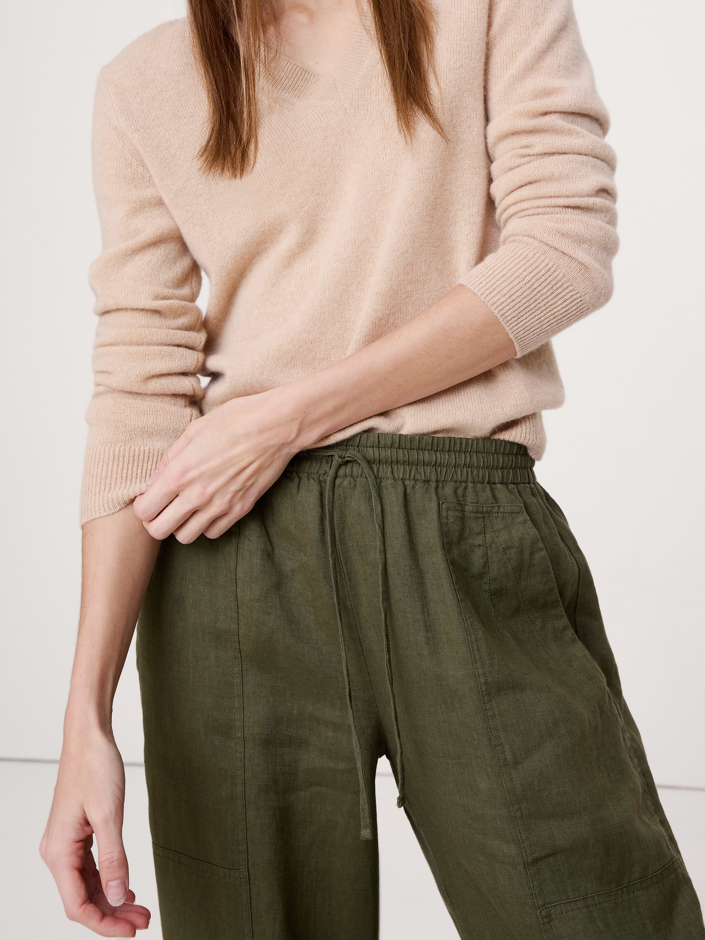L'image numéro 4 présente Pantalon à taille élastique et jambe baril en lin