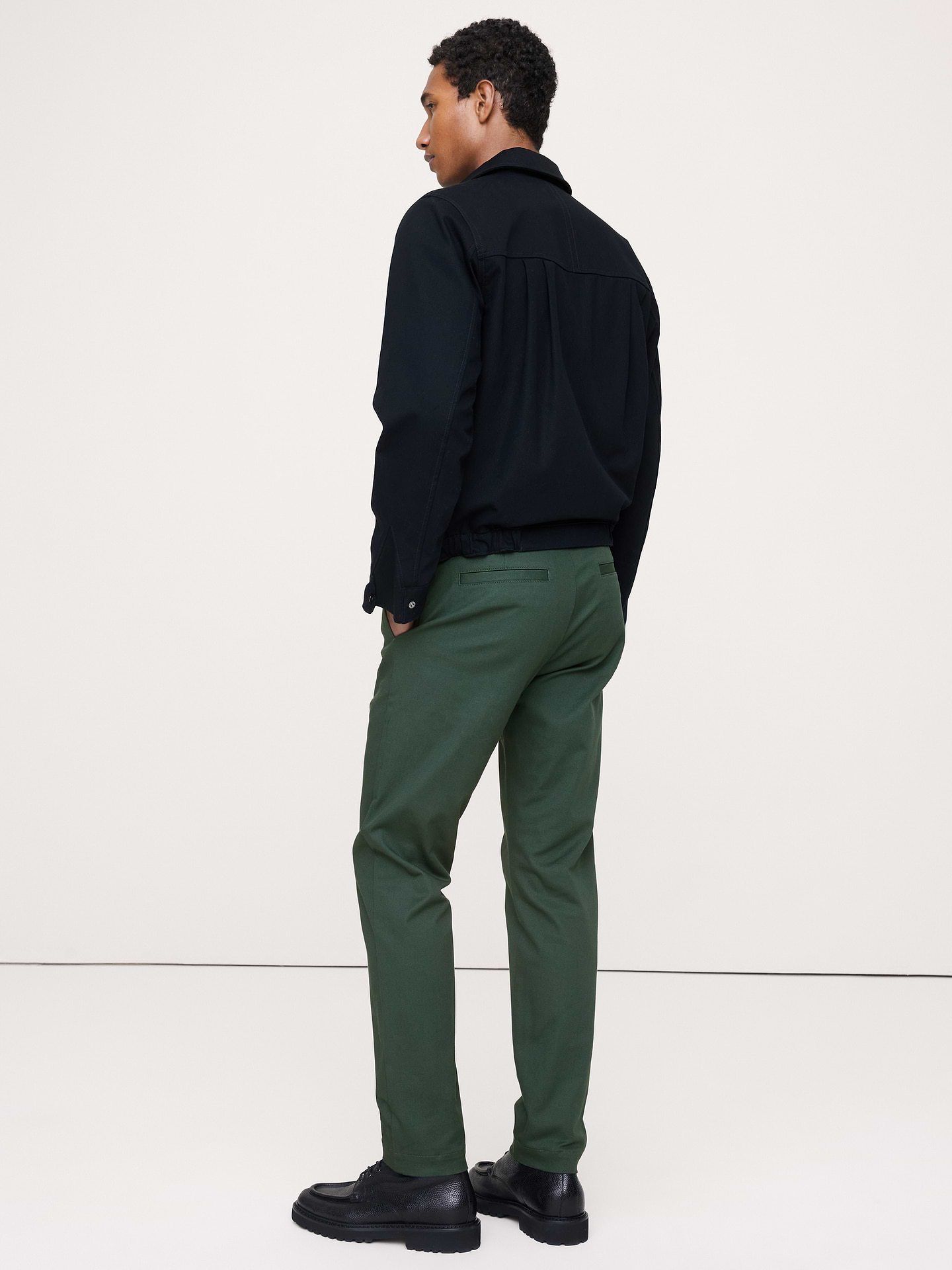 L'image numéro 2 présente Chino étroit en tissu italien extensible