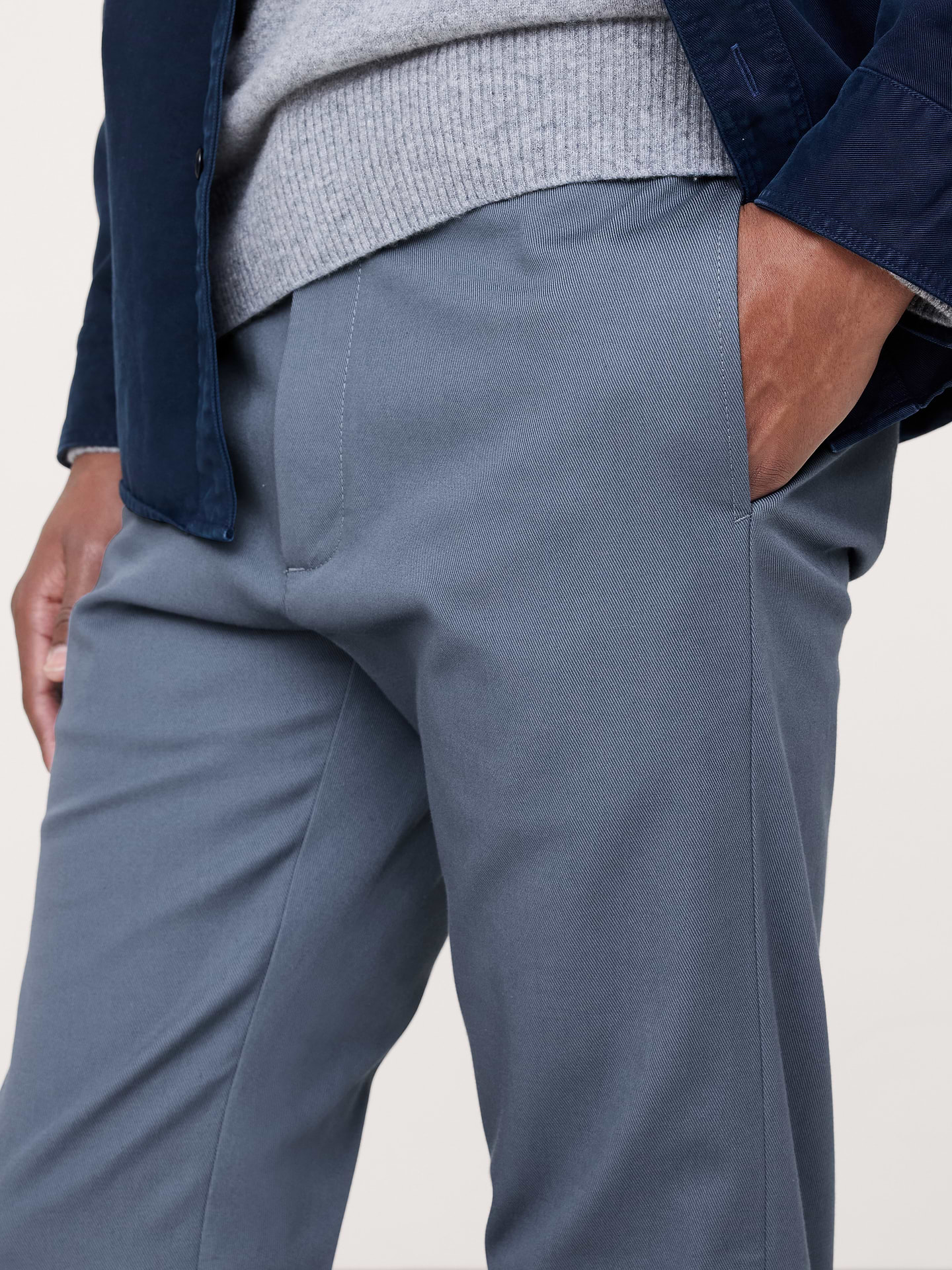 L'image numéro 3 présente Chino étroit en tissu italien extensible