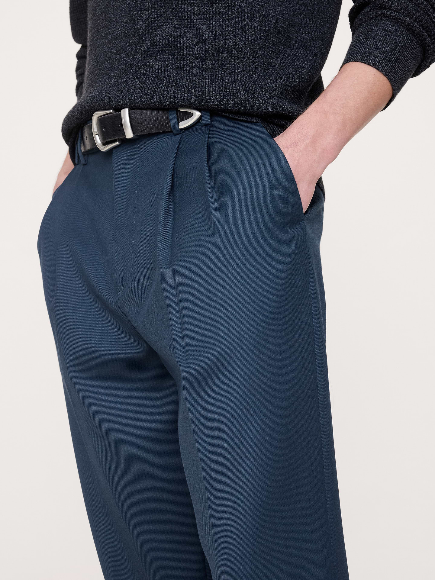 L'image numéro 4 présente Pantalon habillé droit en sergé plissé