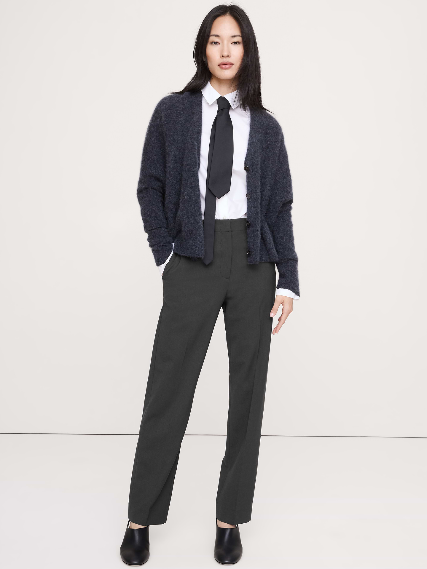 L'image numéro 1 présente Pantalon étroit à taille haute longueur cheville en laine italienne