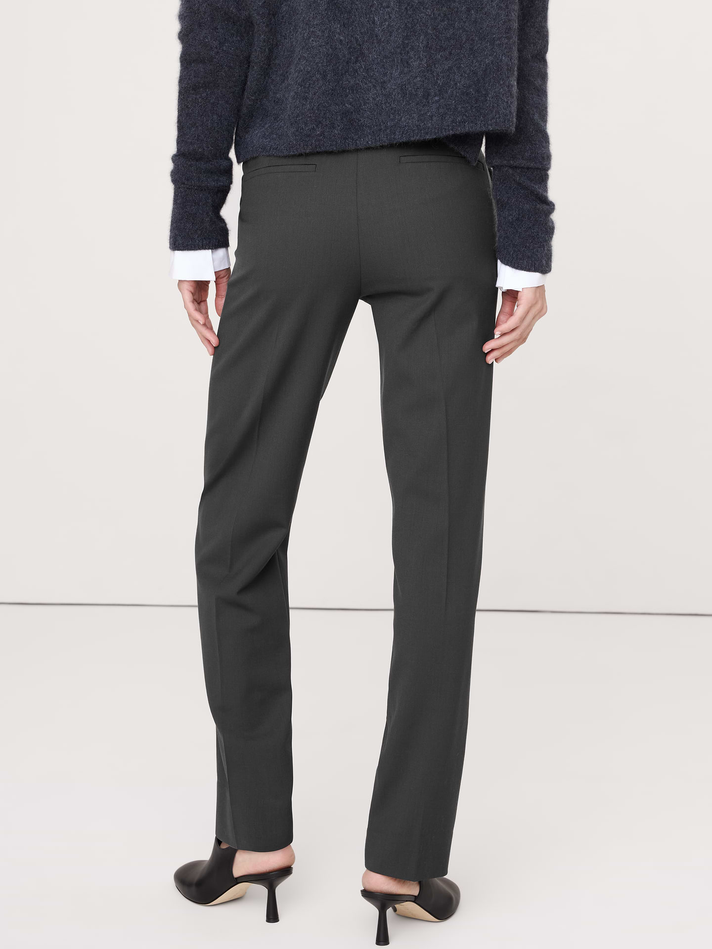L'image numéro 2 présente Pantalon étroit à taille haute longueur cheville en laine italienne