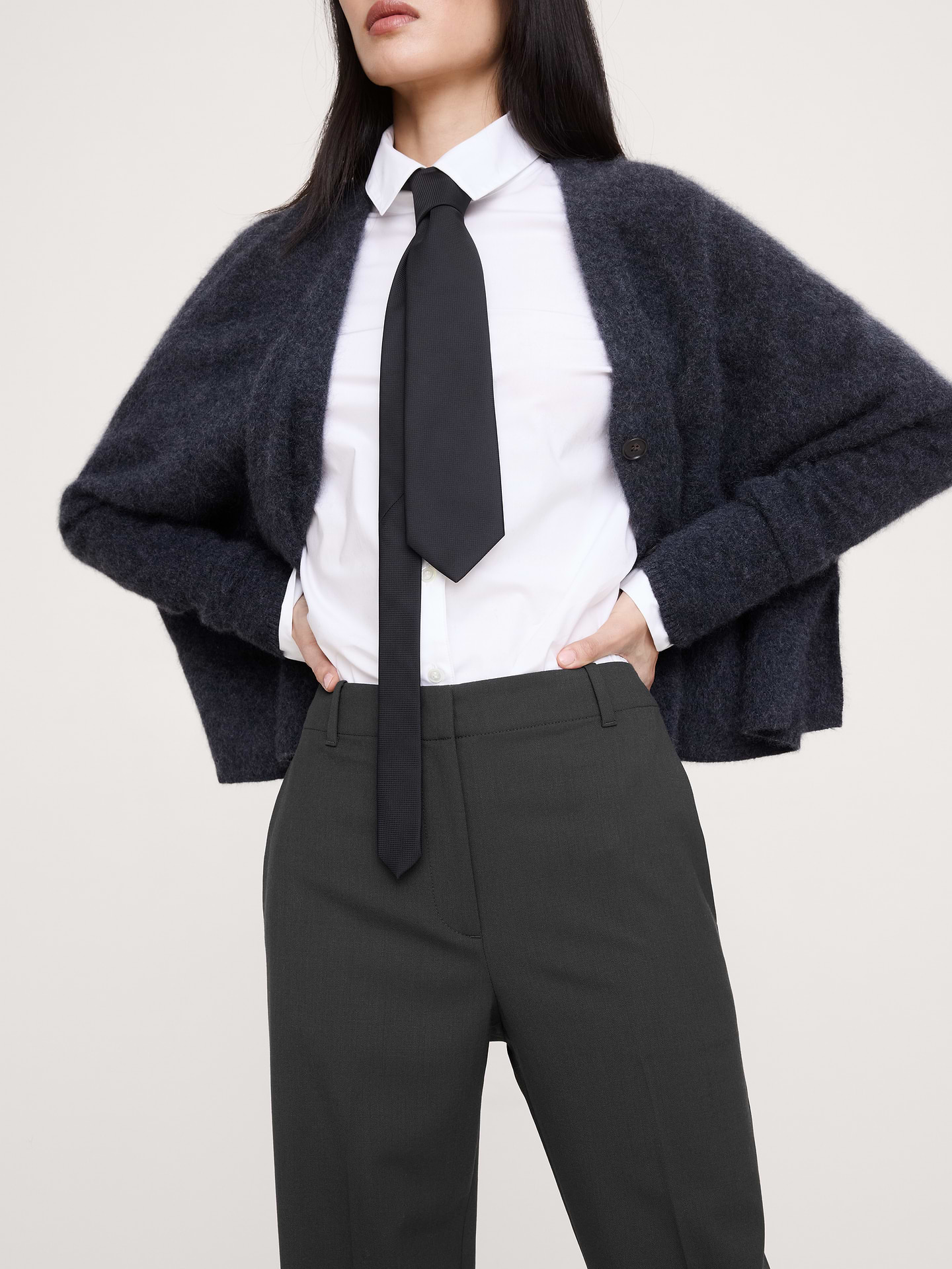 L'image numéro 3 présente Pantalon étroit à taille haute longueur cheville en laine italienne