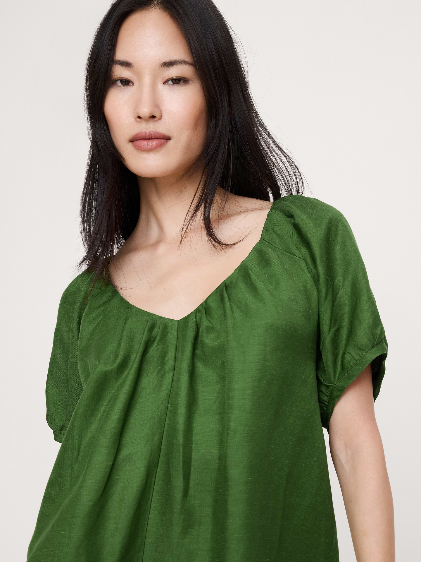 L'image numéro 4 présente Robe courte surdimensionnée à manches bouffantes en lin et viscose