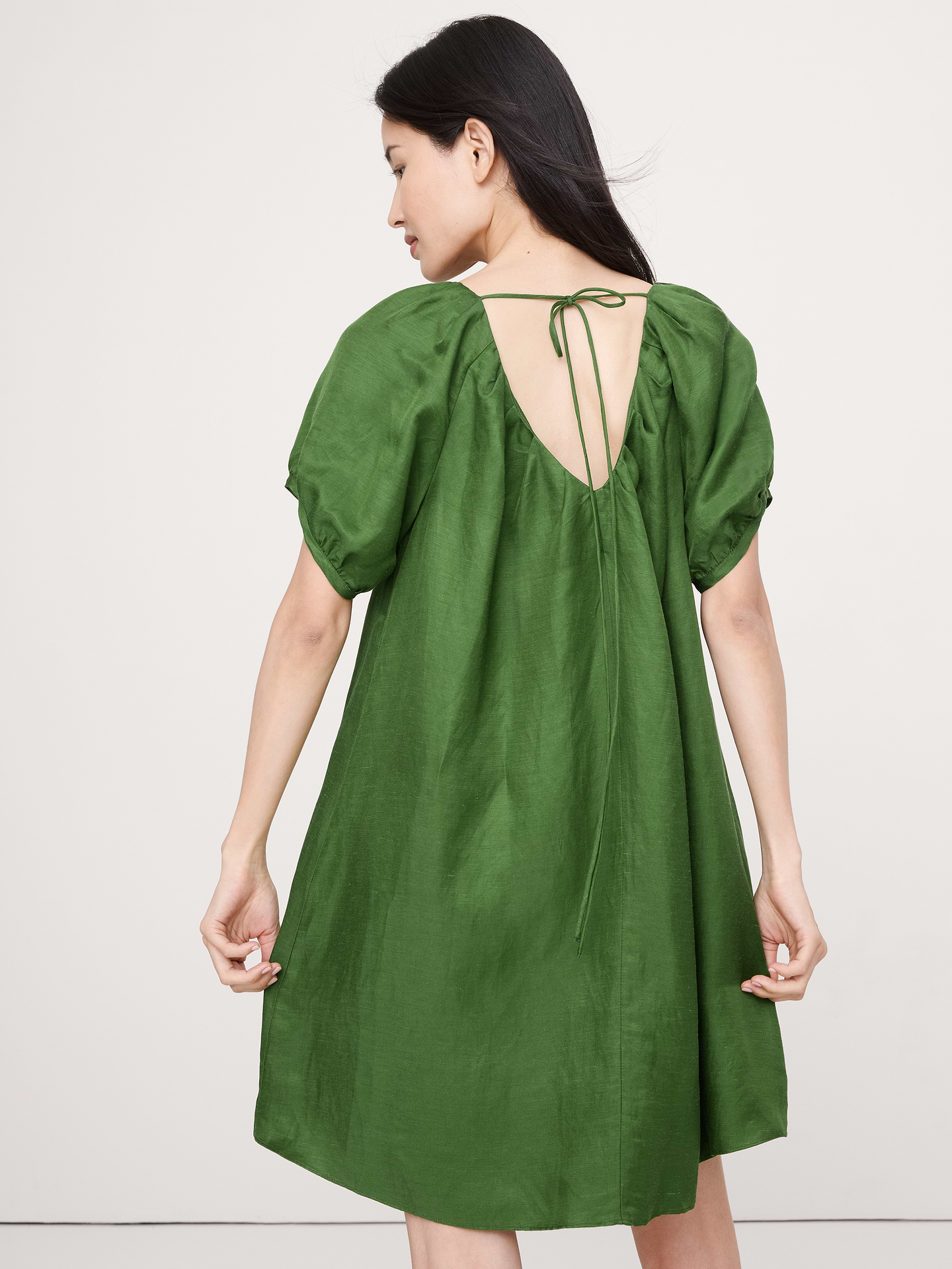 L'image numéro 3 présente Robe courte surdimensionnée à manches bouffantes en lin et viscose