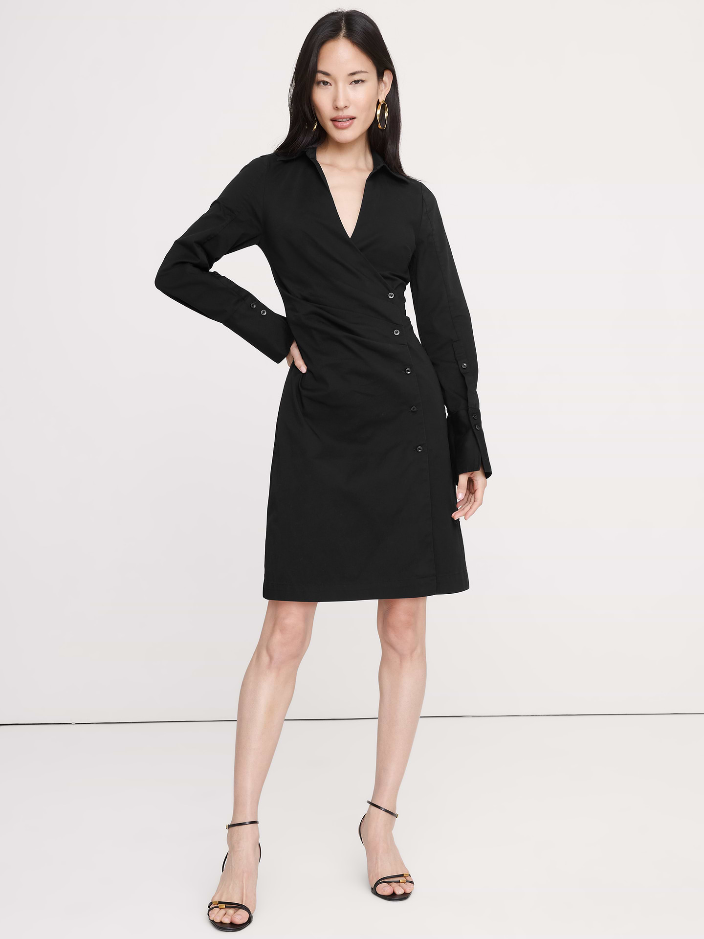L'image numéro 1 présente Robe-chemisier courte froncée en coton extensible