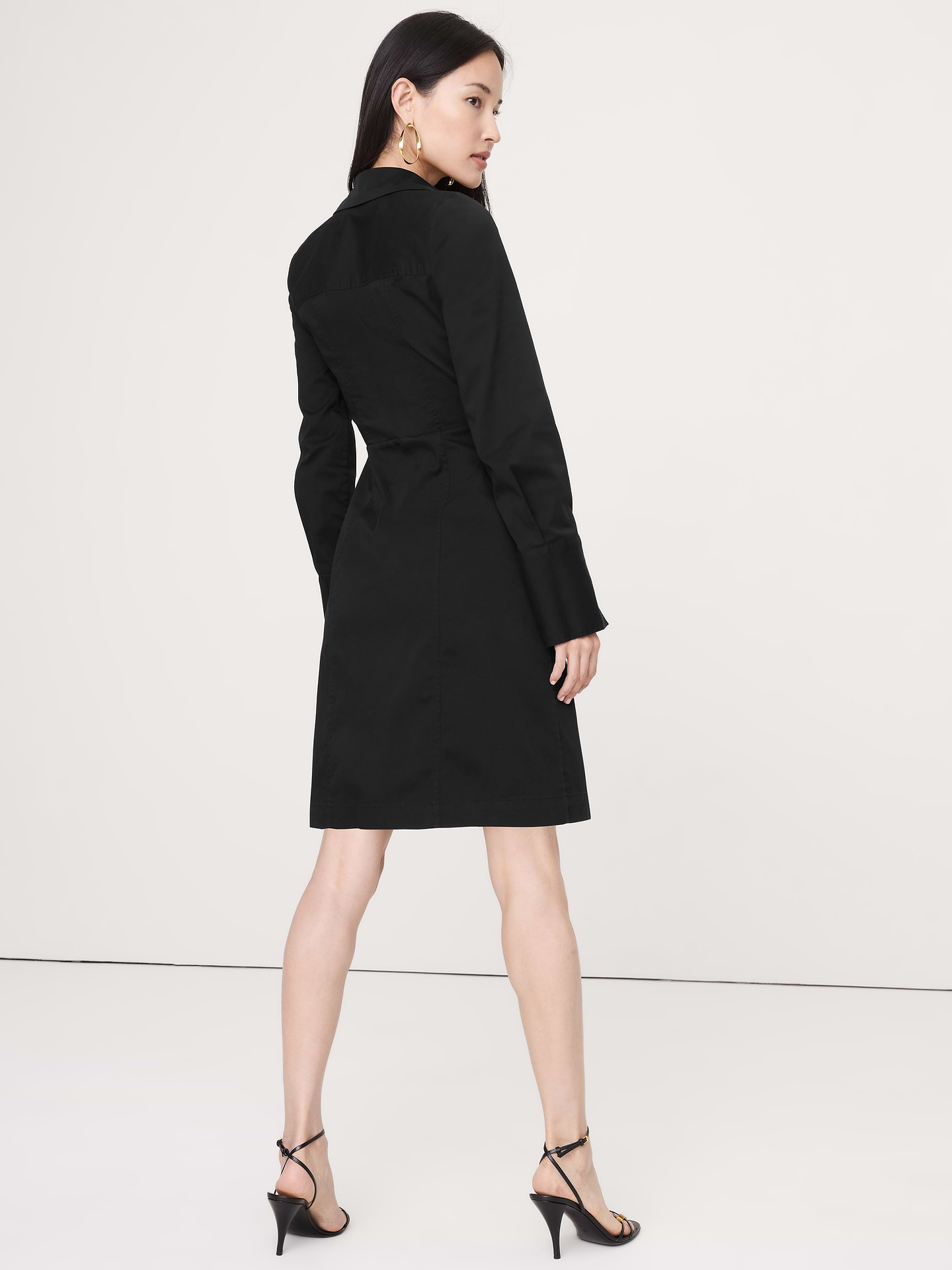 L'image numéro 3 présente Robe-chemisier courte froncée en coton extensible