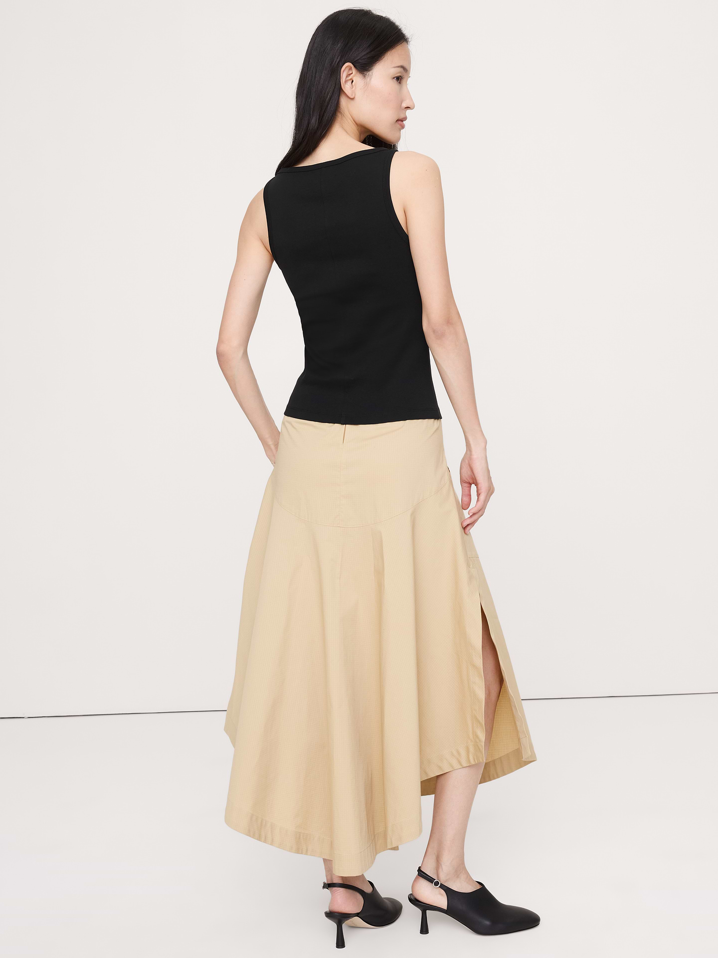 L'image numéro 5 présente Camisole minimaliste en coton