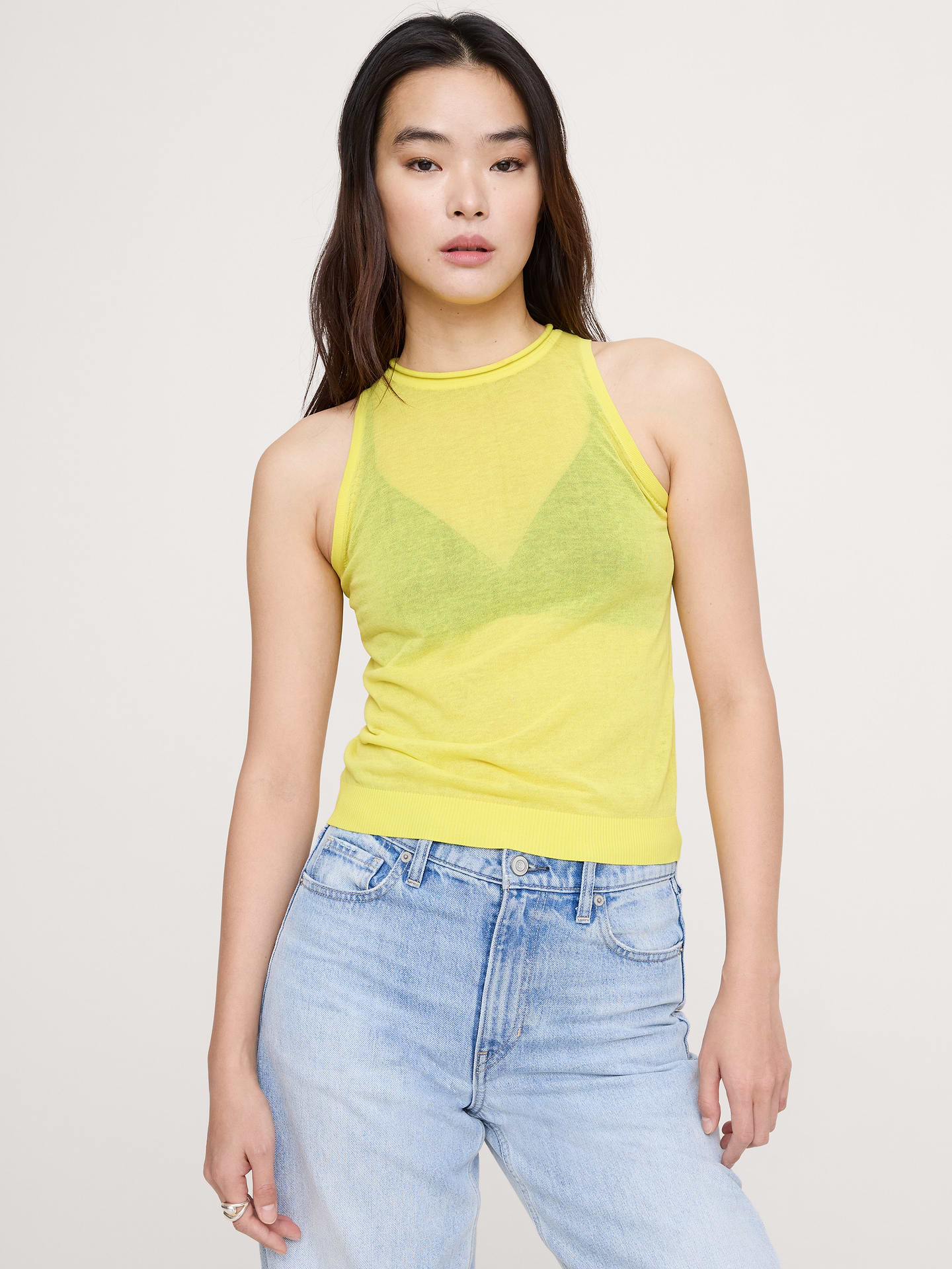 L'image numéro 1 présente Camisole en tricot de coton diaphane ultra-fin