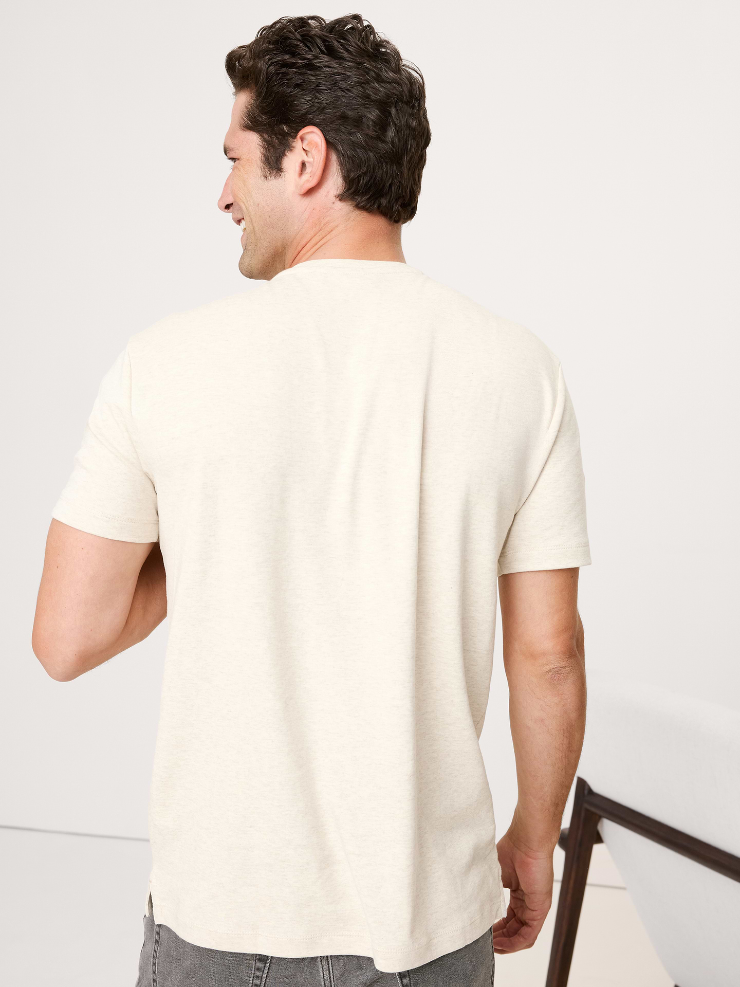 L'image numéro 3 présente T-shirt à encolure en V luxueux