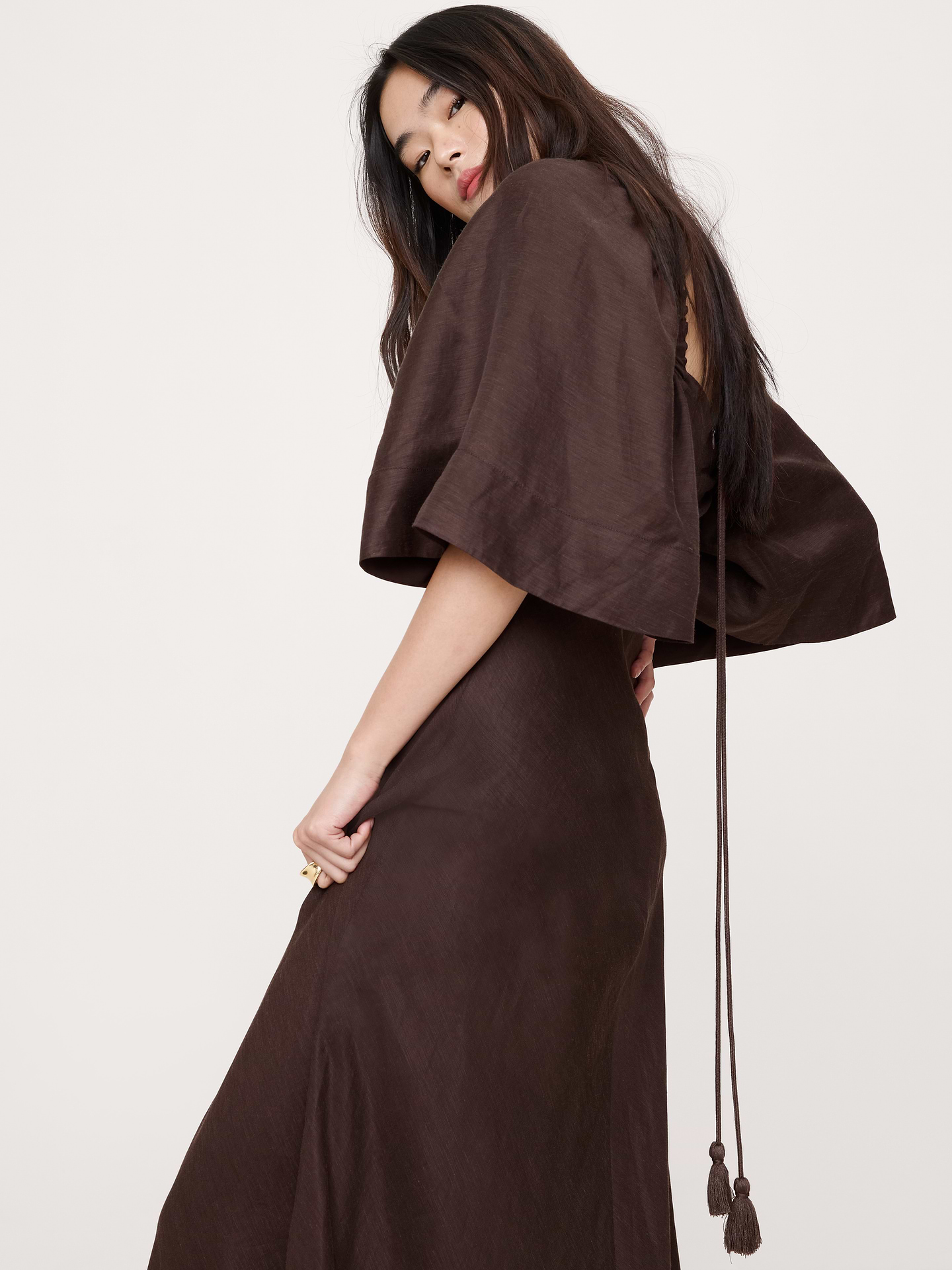 L'image numéro 4 présente Robe longue en lin et viscose à manches flottantes