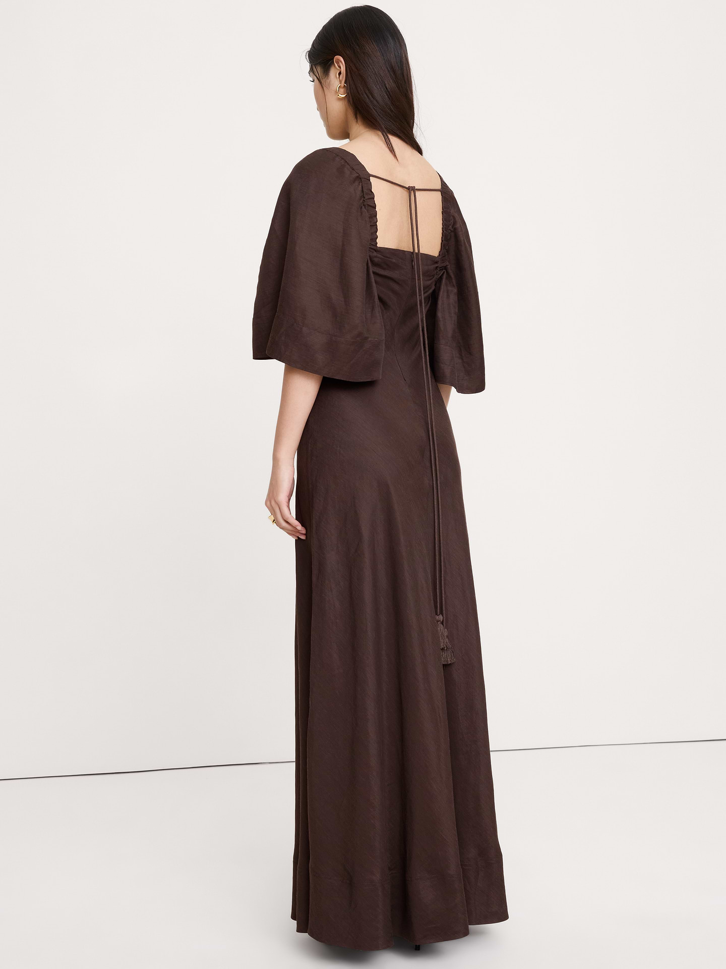L'image numéro 3 présente Robe longue en lin et viscose à manches flottantes
