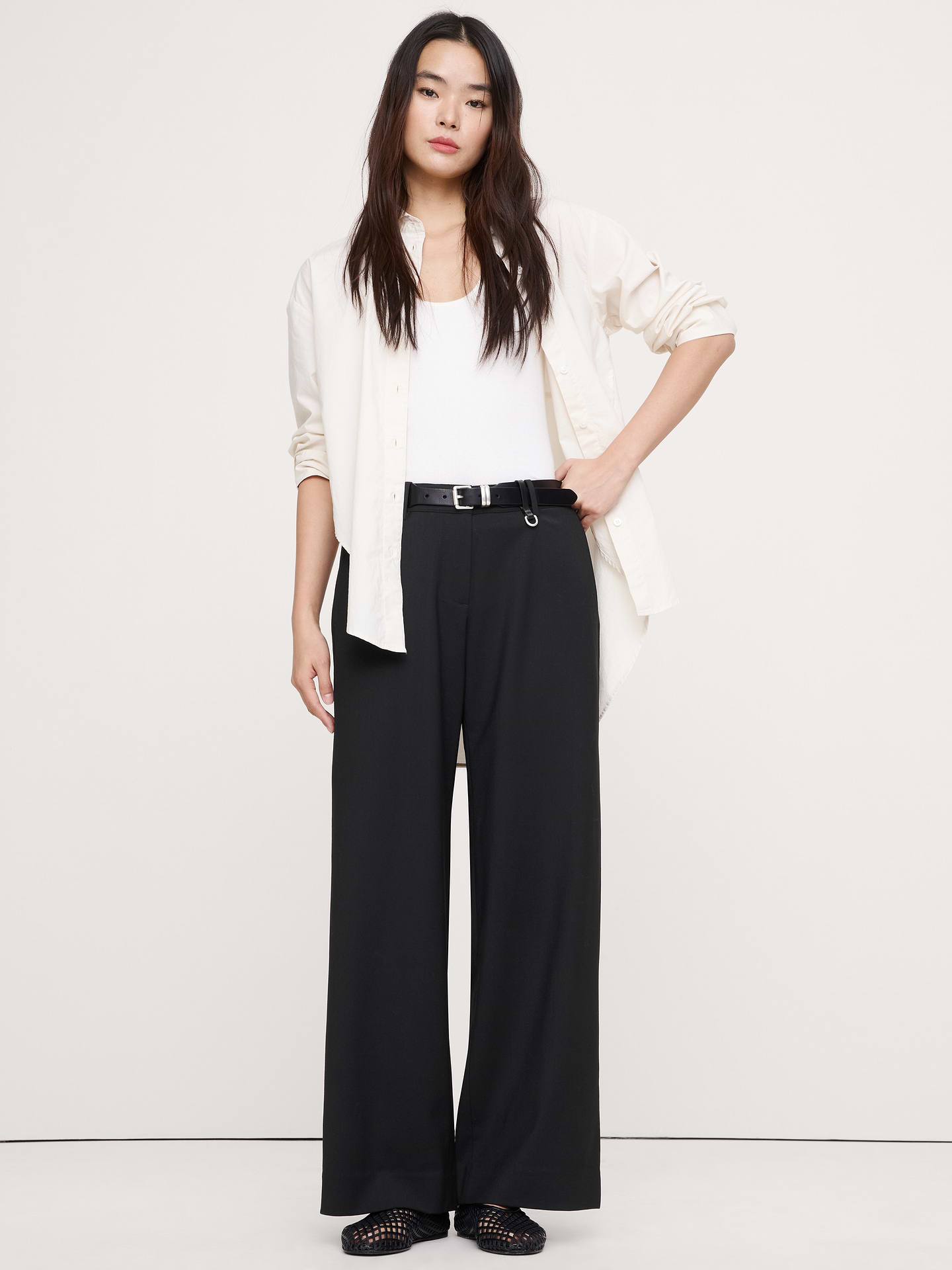 L'image numéro 1 présente Le pantalon à jambe large de tous les jours en laine italienne