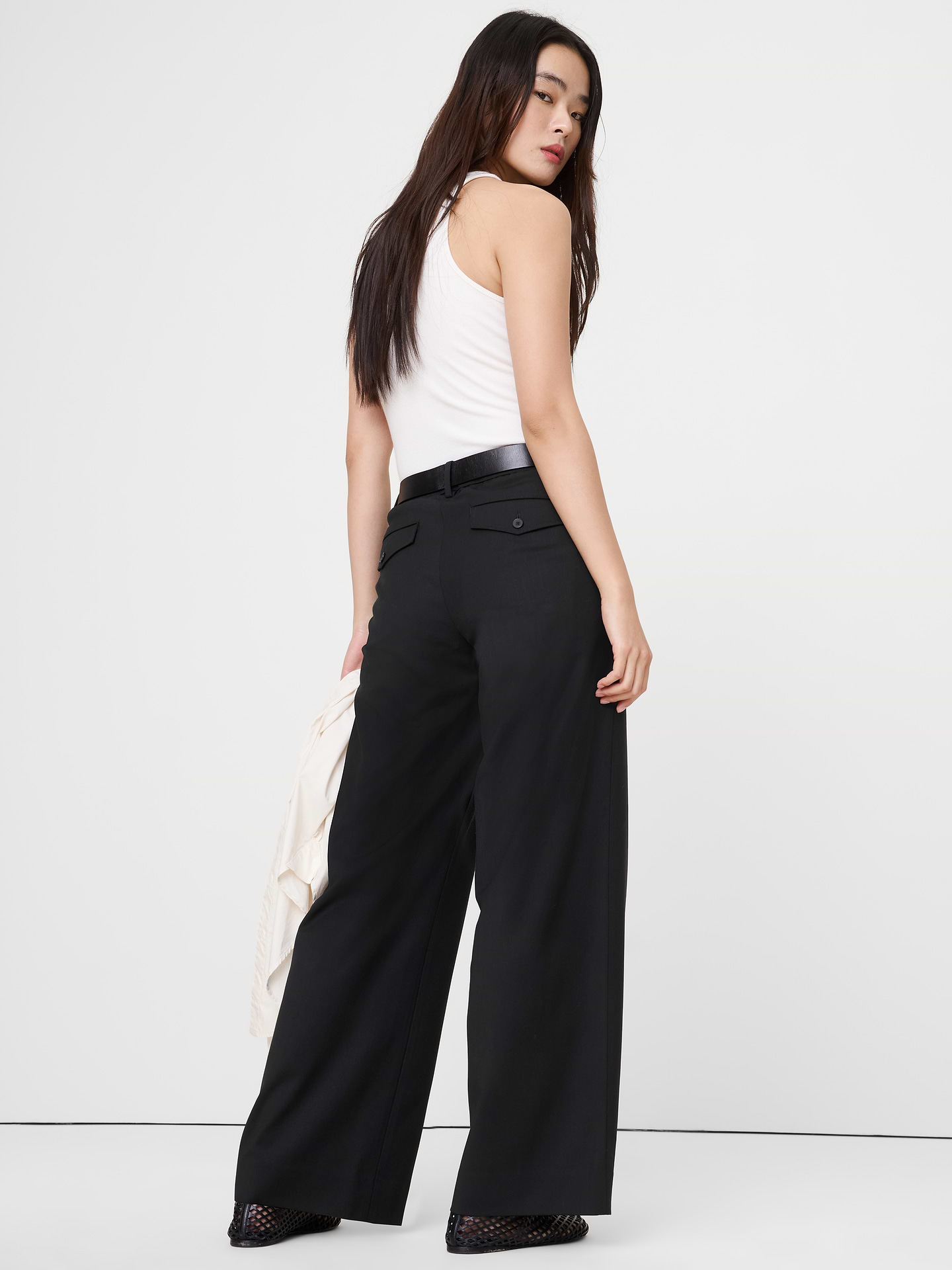 L'image numéro 2 présente Le pantalon à jambe large de tous les jours en laine italienne