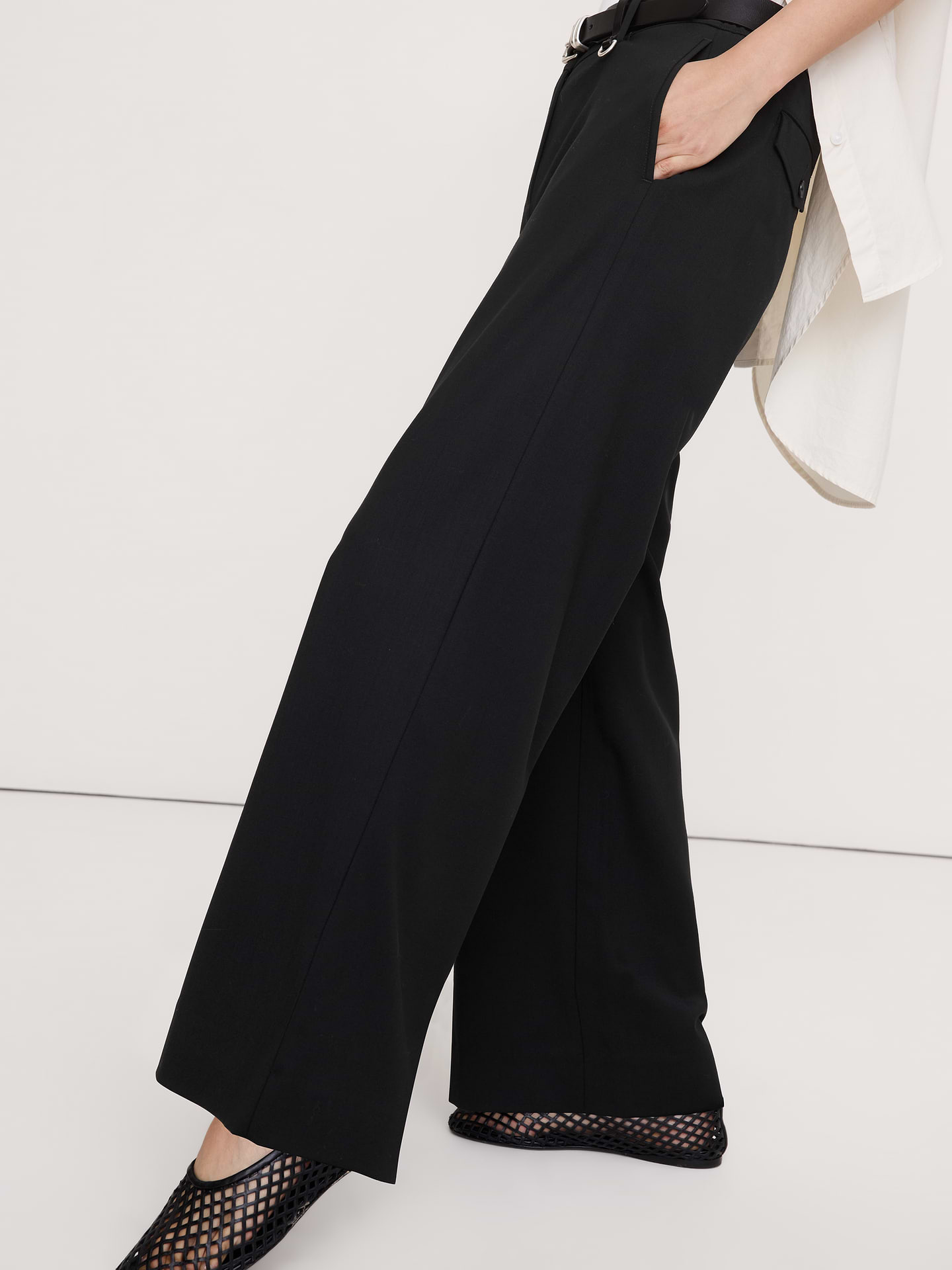 L'image numéro 3 présente Le pantalon à jambe large de tous les jours en laine italienne
