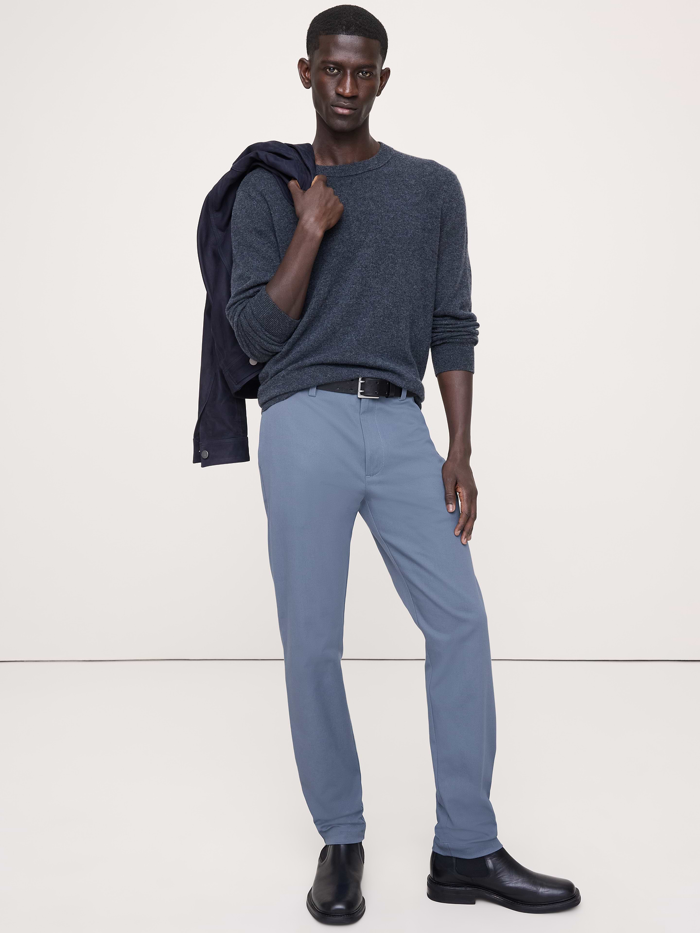 L'image numéro 1 présente Pantalon à coupe athlétique en chino extensible italien