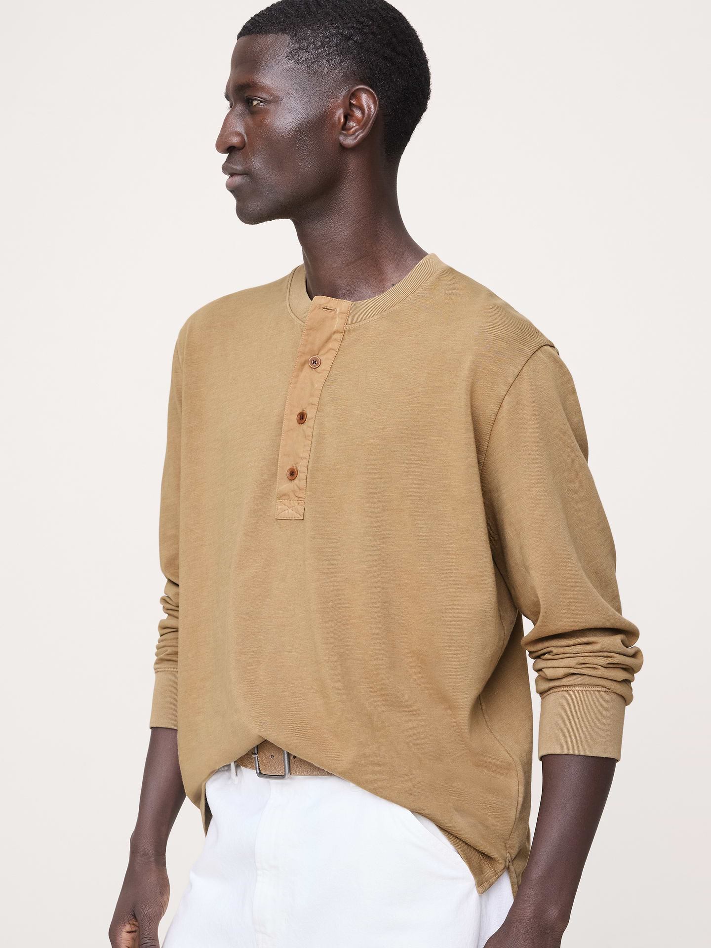 L'image numéro 1 présente T-shirt henley classique en coton flammé