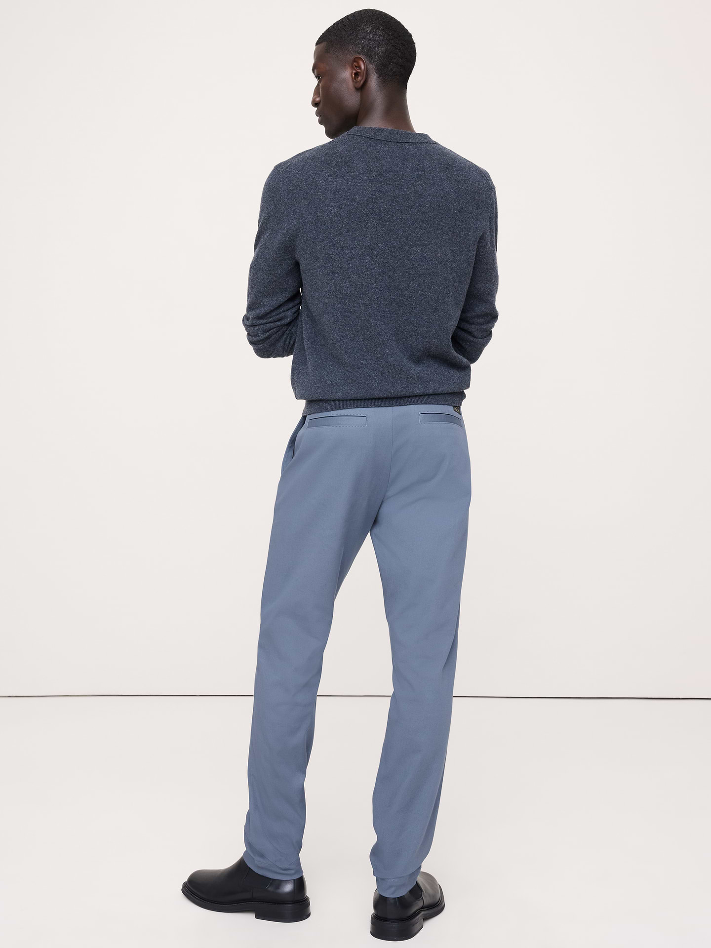 L'image numéro 3 présente Pantalon à coupe athlétique en chino extensible italien
