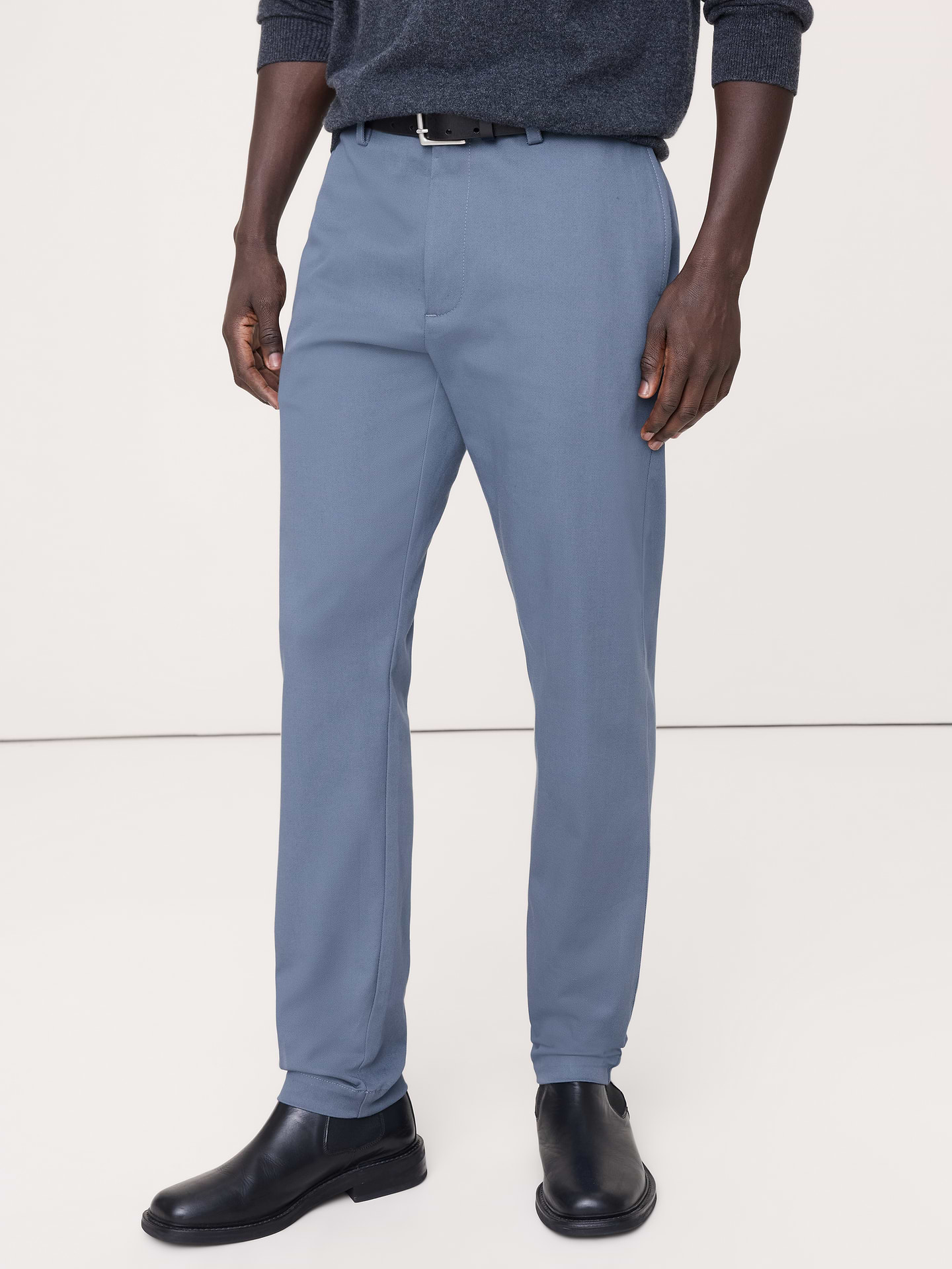 L'image numéro 4 présente Pantalon à coupe athlétique en chino extensible italien