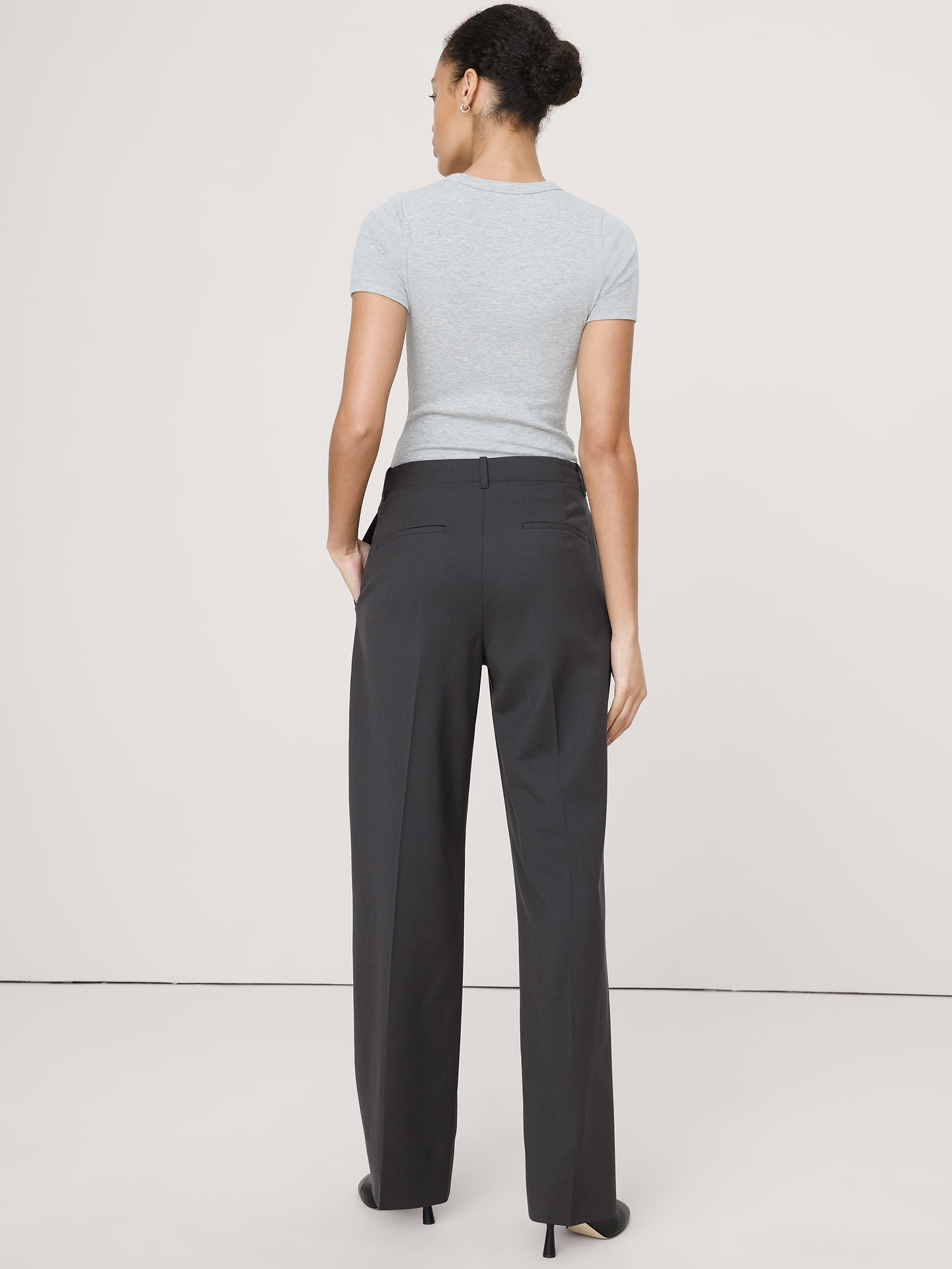 L'image numéro 2 présente Pantalon droit moderne à taille haute en laine italienne