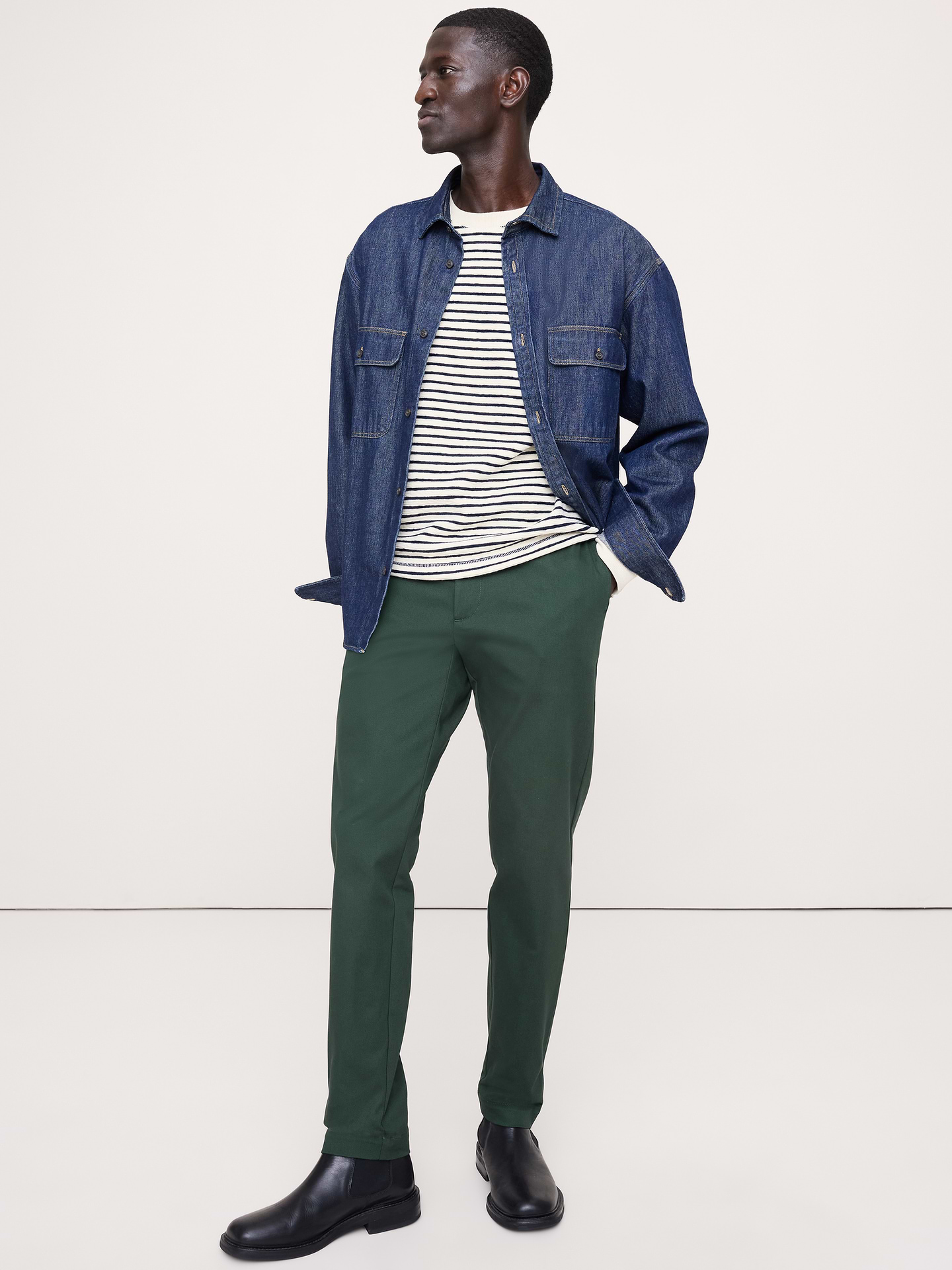 L'image numéro 1 présente Pantalon à coupe athlétique en chino extensible italien