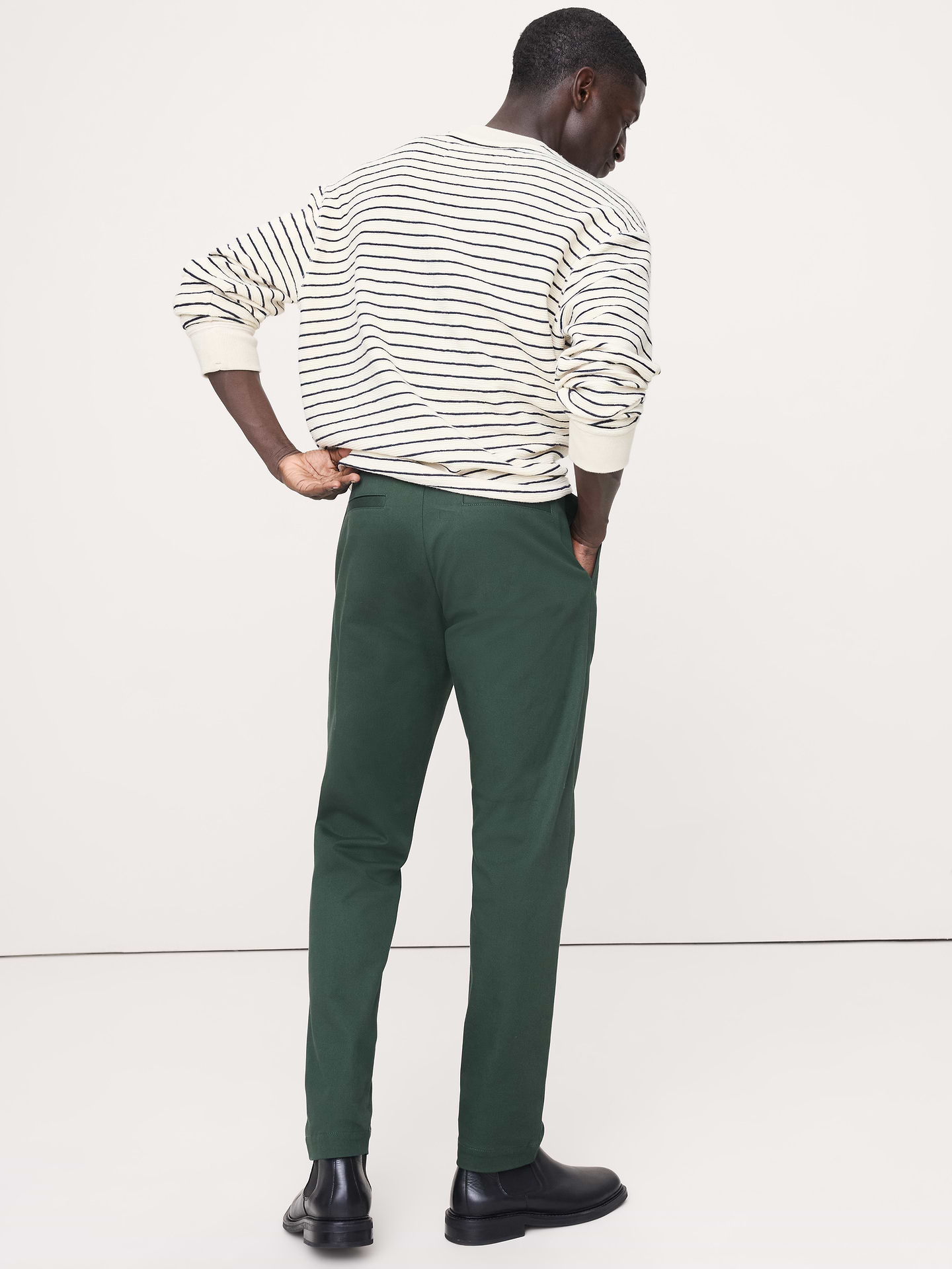 L'image numéro 3 présente Pantalon à coupe athlétique en chino extensible italien