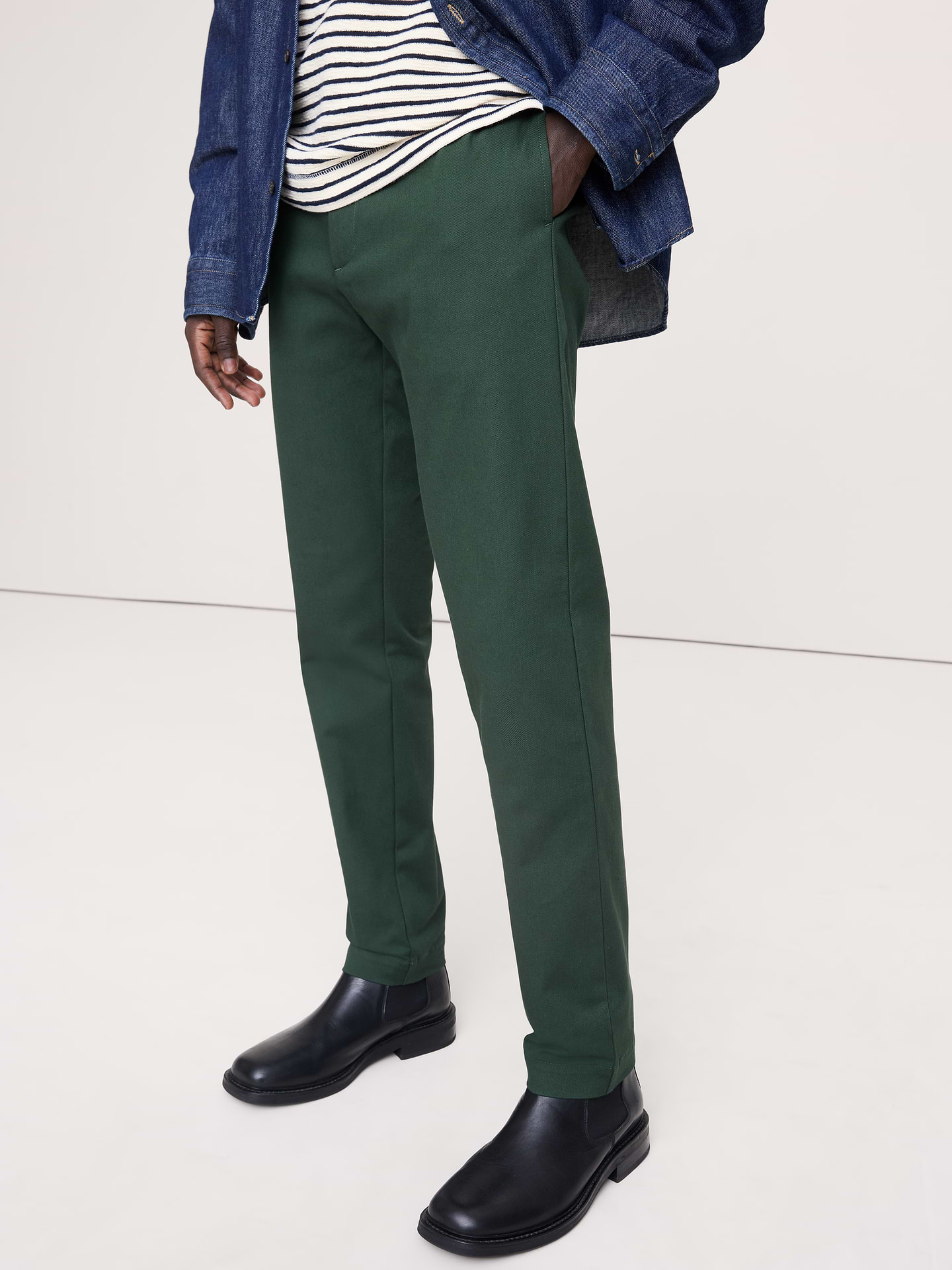 L'image numéro 4 présente Pantalon à coupe athlétique en chino extensible italien