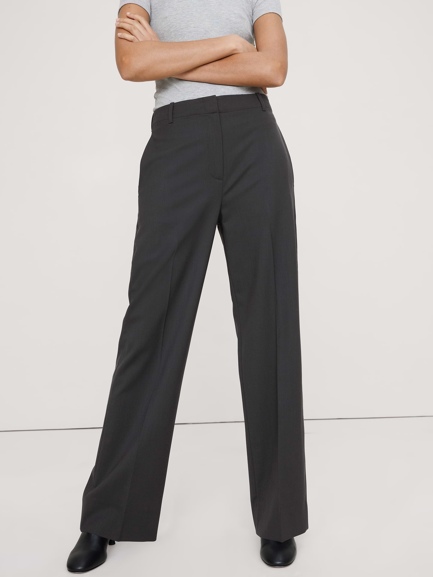 L'image numéro 3 présente Pantalon droit moderne à taille haute en laine italienne