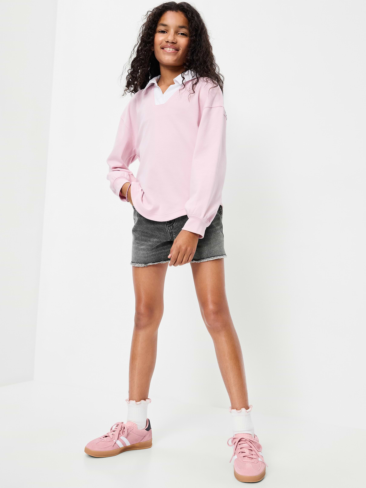 L'image numéro 3 présente Short en denim à taille haute et à ourlet effiloché pour fille