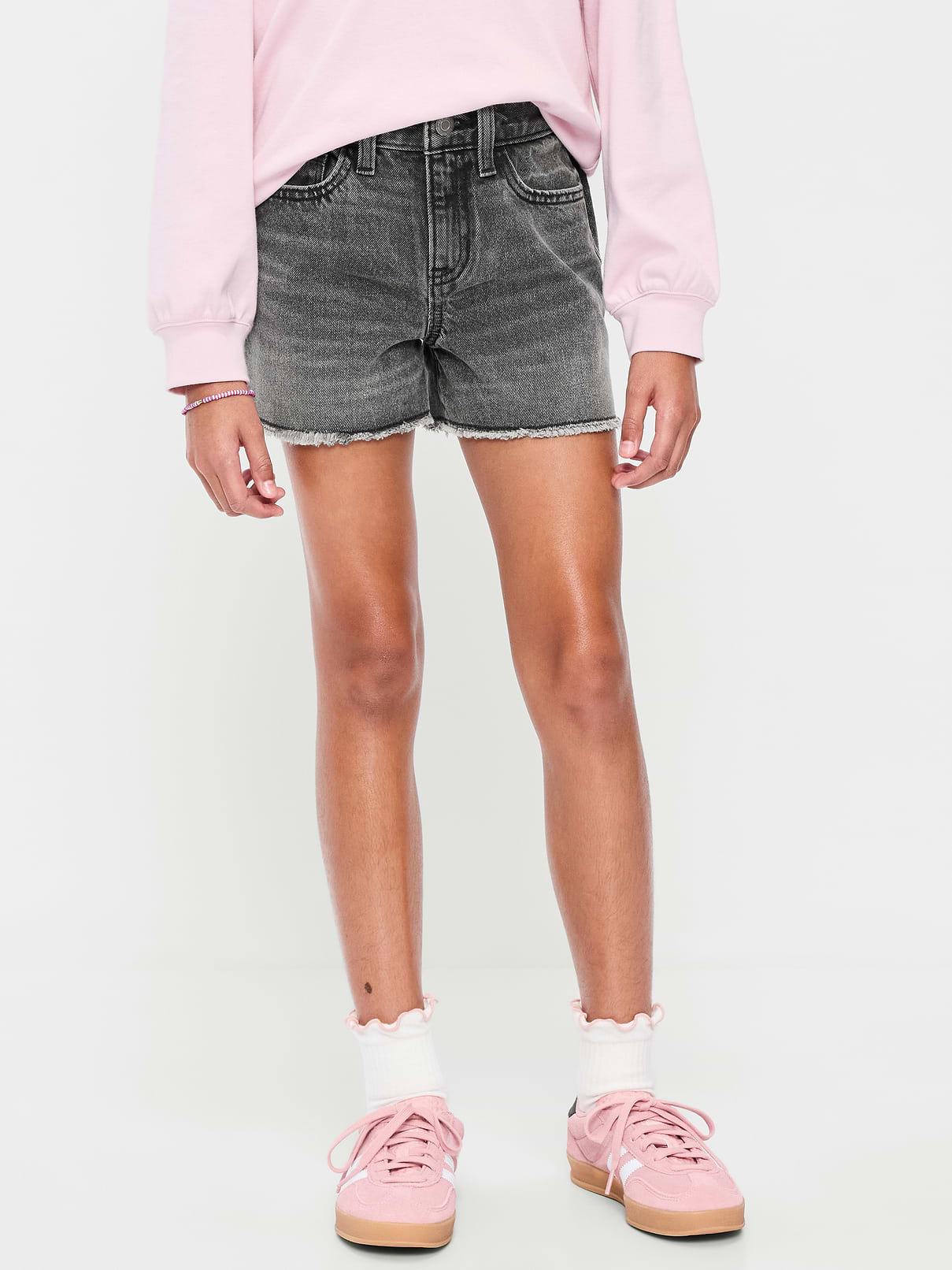 L'image numéro 1 présente Short en denim à taille haute et à ourlet effiloché pour fille