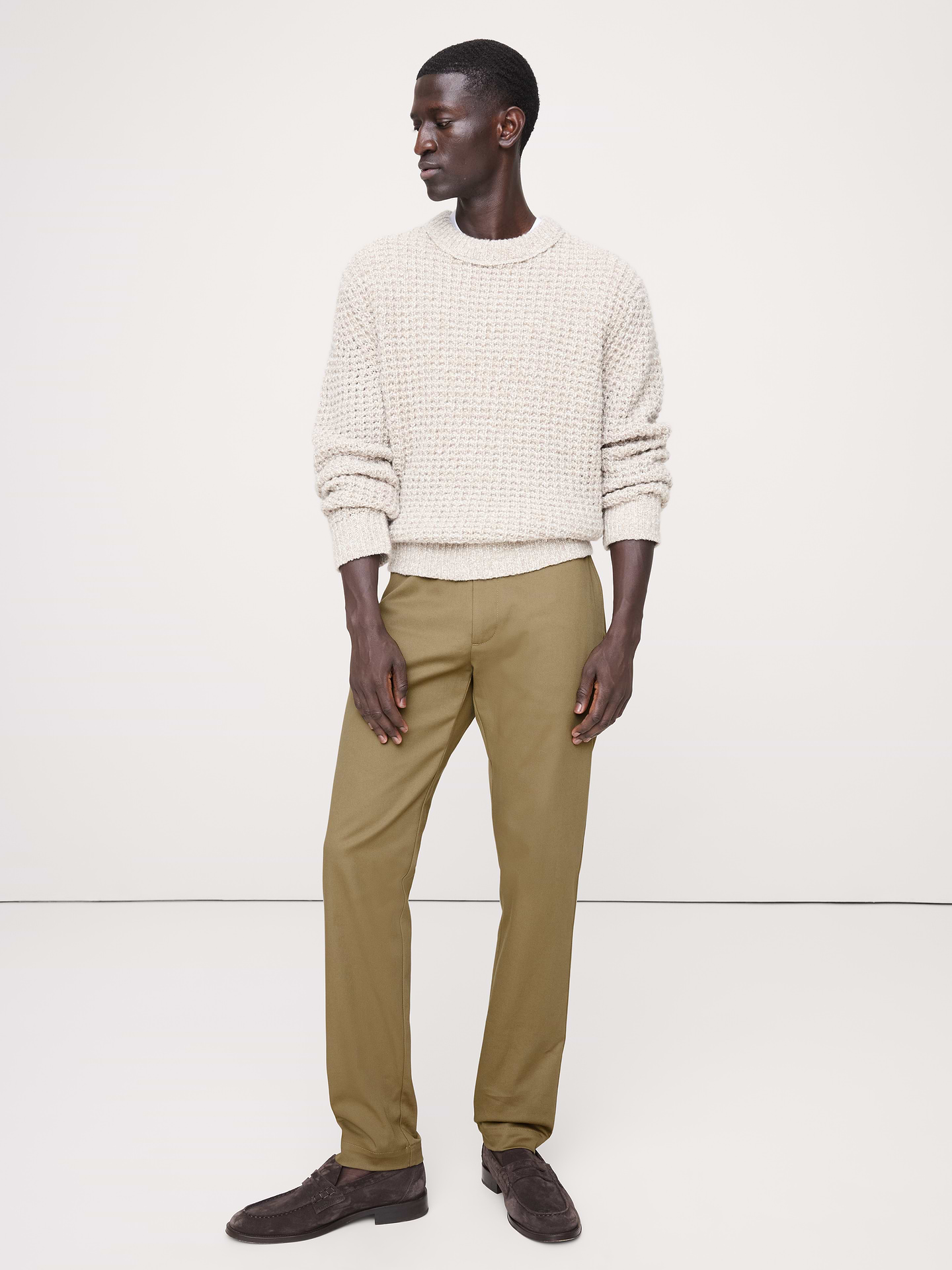 L'image numéro 1 présente Pantalon à coupe athlétique en chino extensible italien