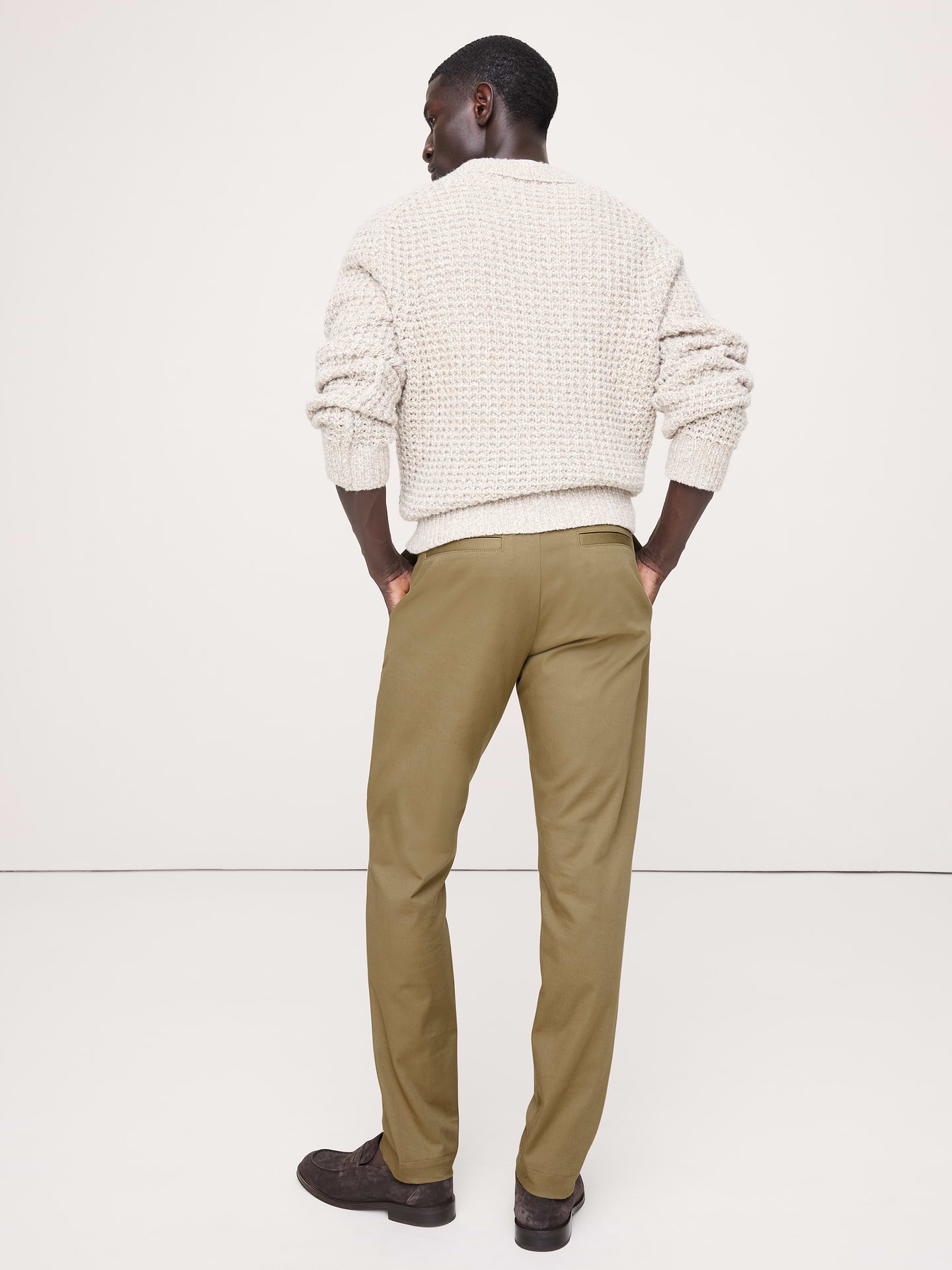 L'image numéro 3 présente Pantalon à coupe athlétique en chino extensible italien