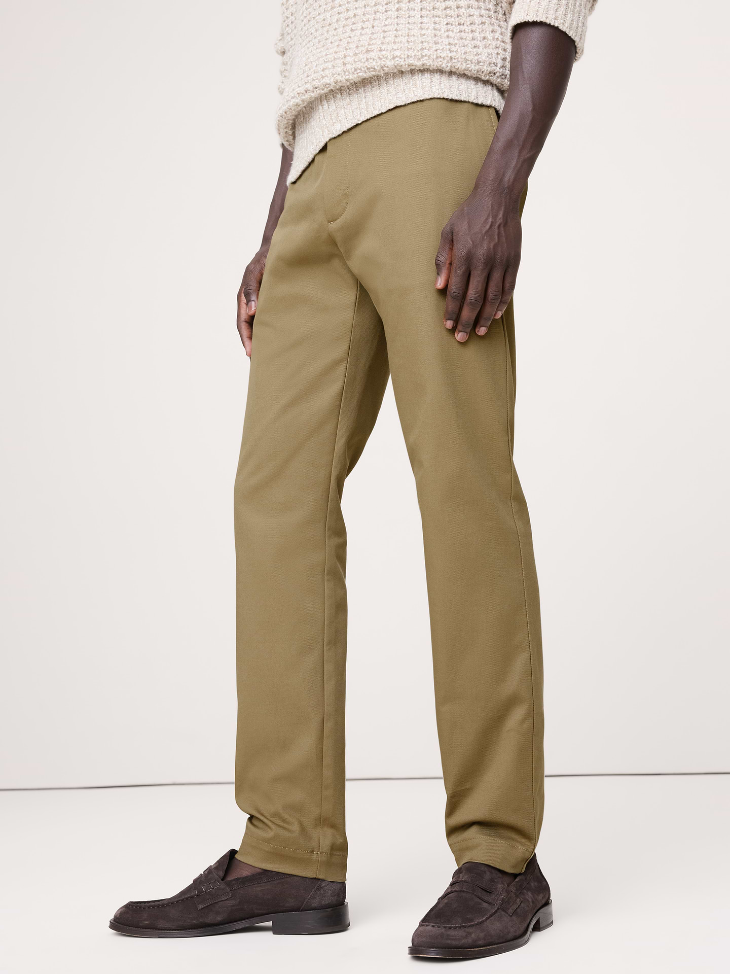 L'image numéro 4 présente Pantalon à coupe athlétique en chino extensible italien