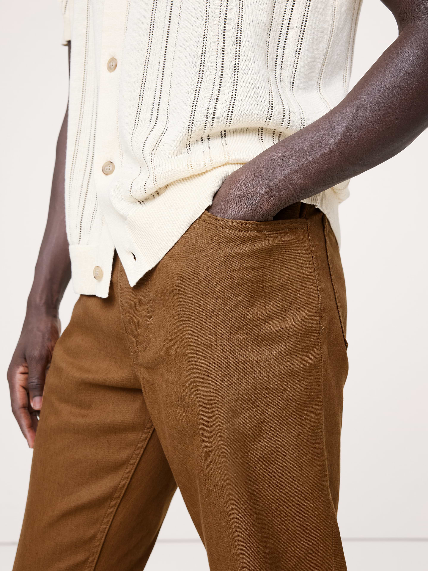 L'image numéro 3 présente Pantalon Voyageur étroit en lin et coton